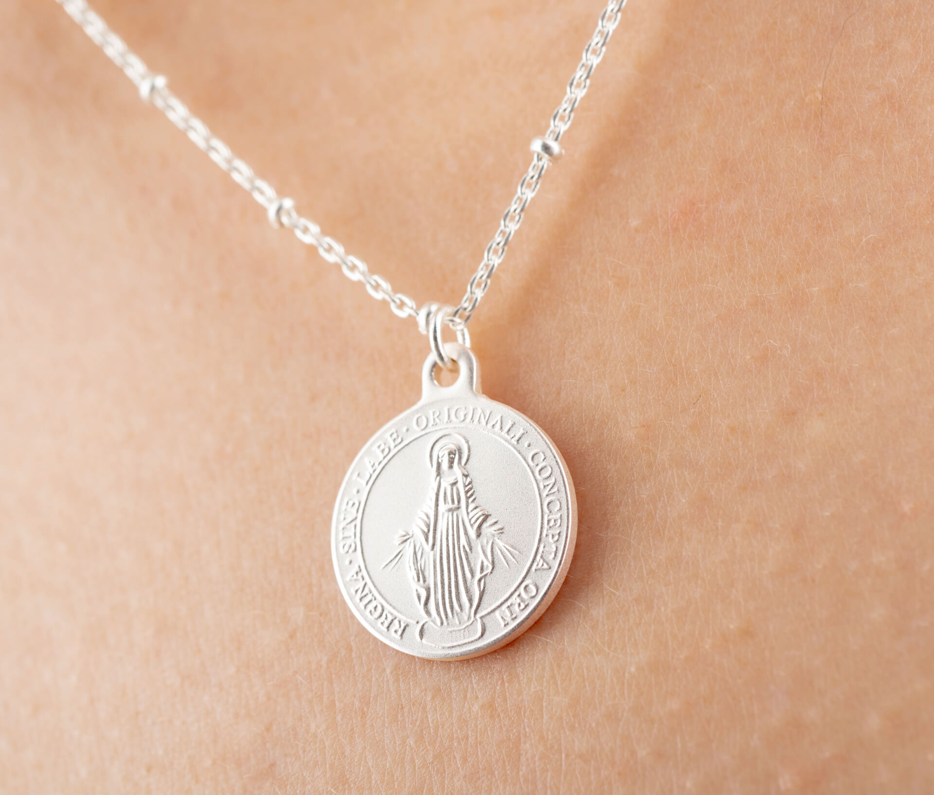 "Fine Filigré" feine mittellange Metallkette, kleine Münze, versilbert