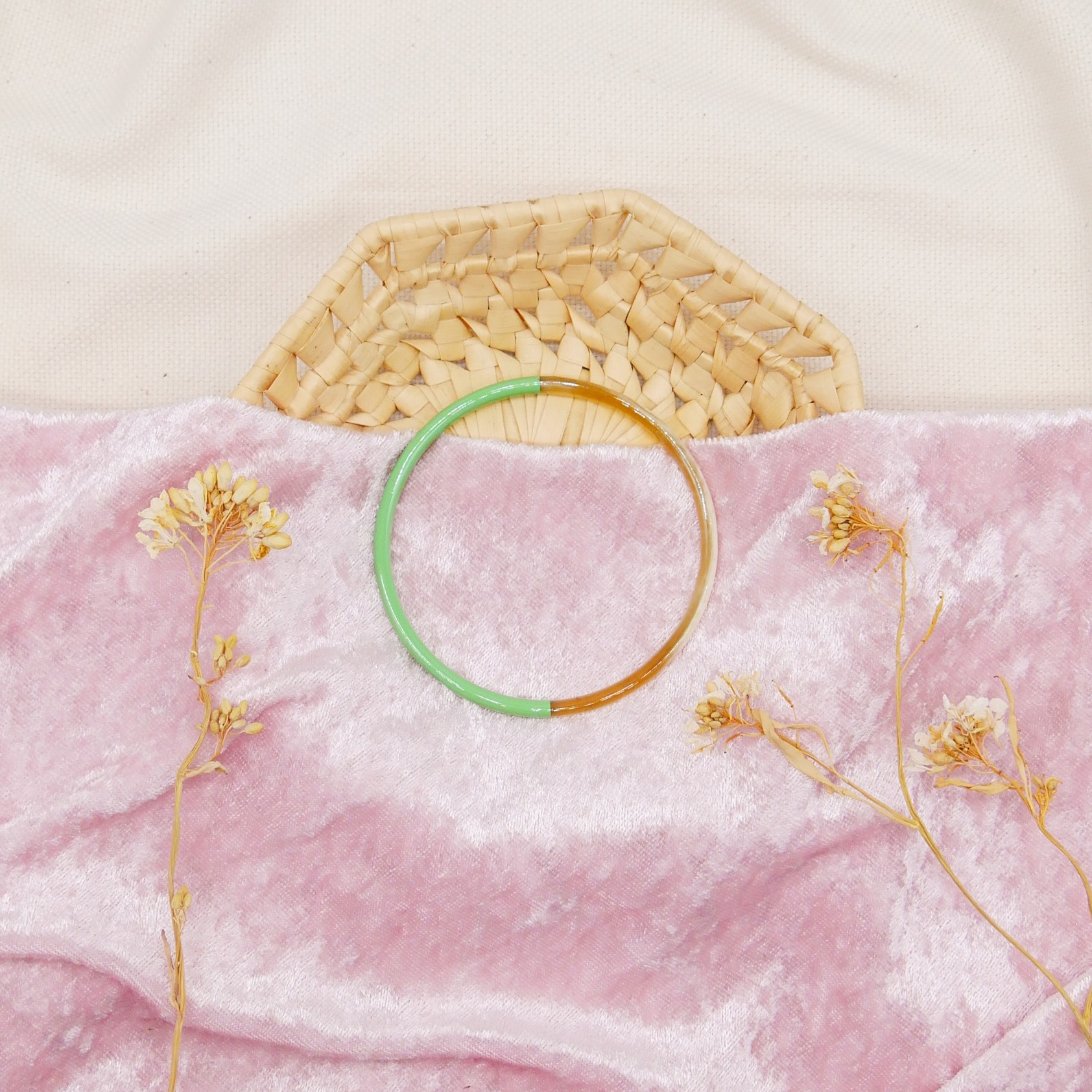  "Craft Art" zarter Armreif, weißes Horn, Lack hellgrün