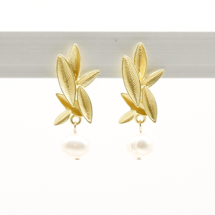 "Freshwater Pearls"  Ohrstecker "Blätter" vergoldet aus SWZ Perlen, ca. 8 mm