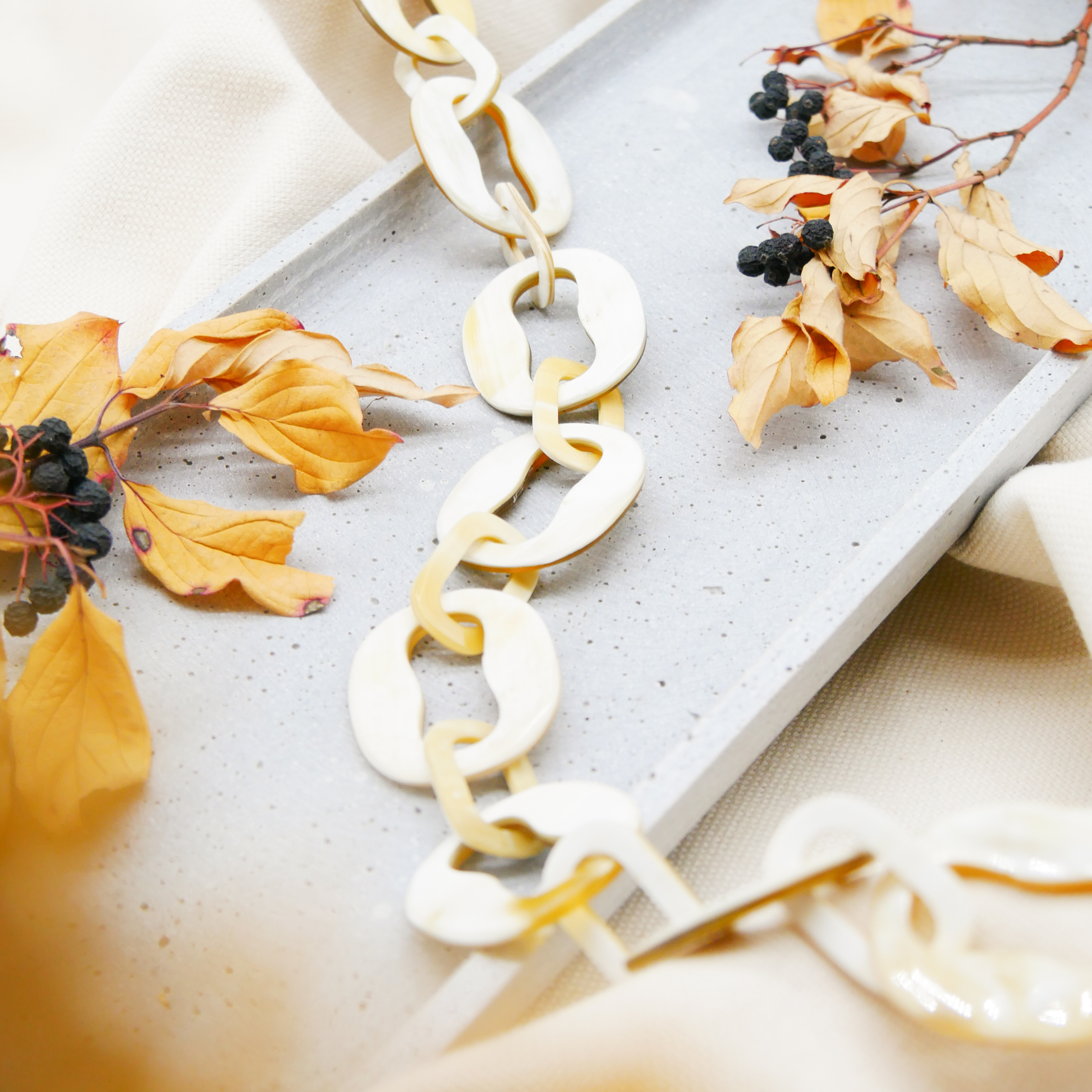 "Craft Art", kurze Kette Ovale mit Aussparung white Horn "Craft Art", kurze Kette Ovale mit Aussparung white Horn