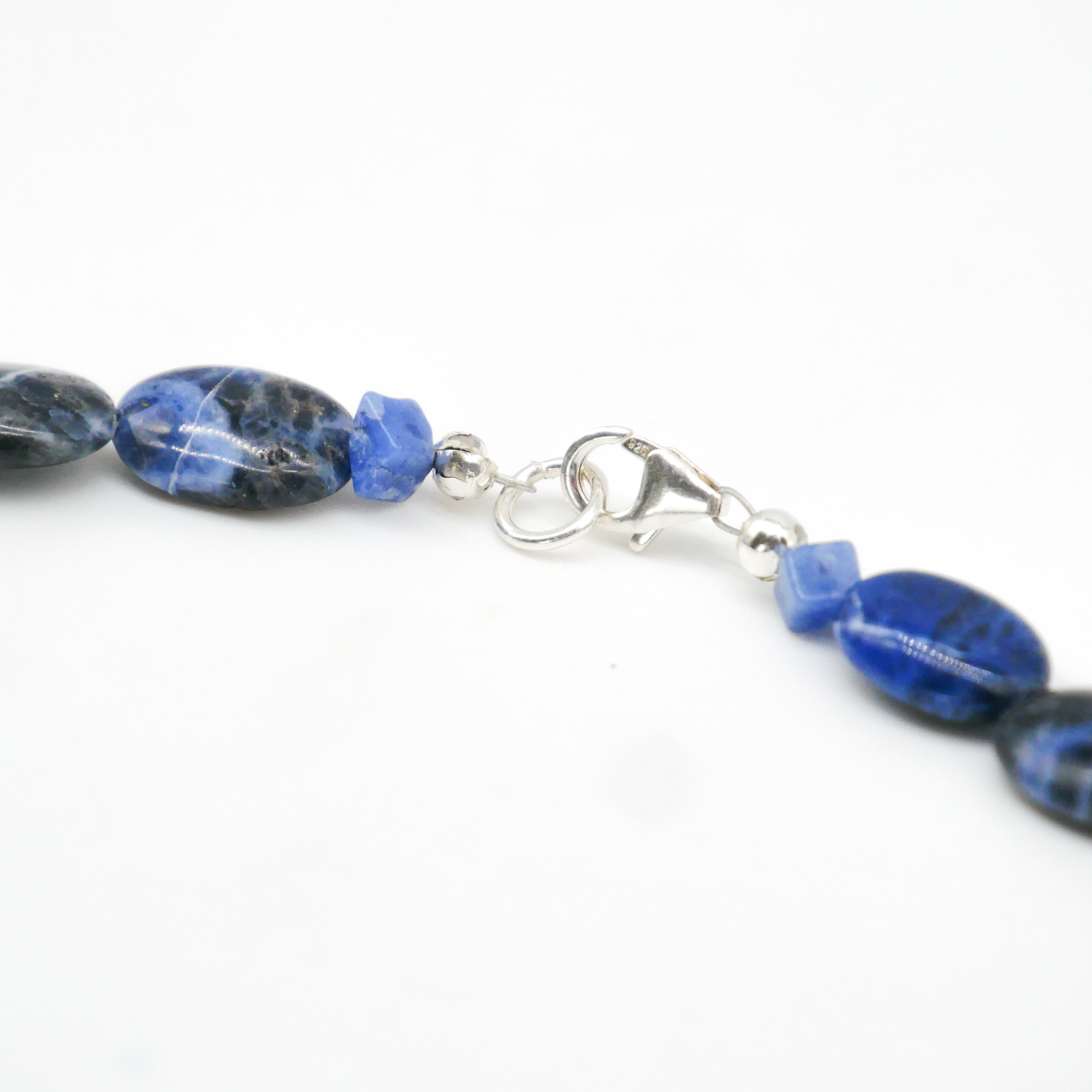  "Crystal Mountain", Kette ca. 59 cm, Sodalit und blau gefärbter Achat, Verschluss 925 Silber