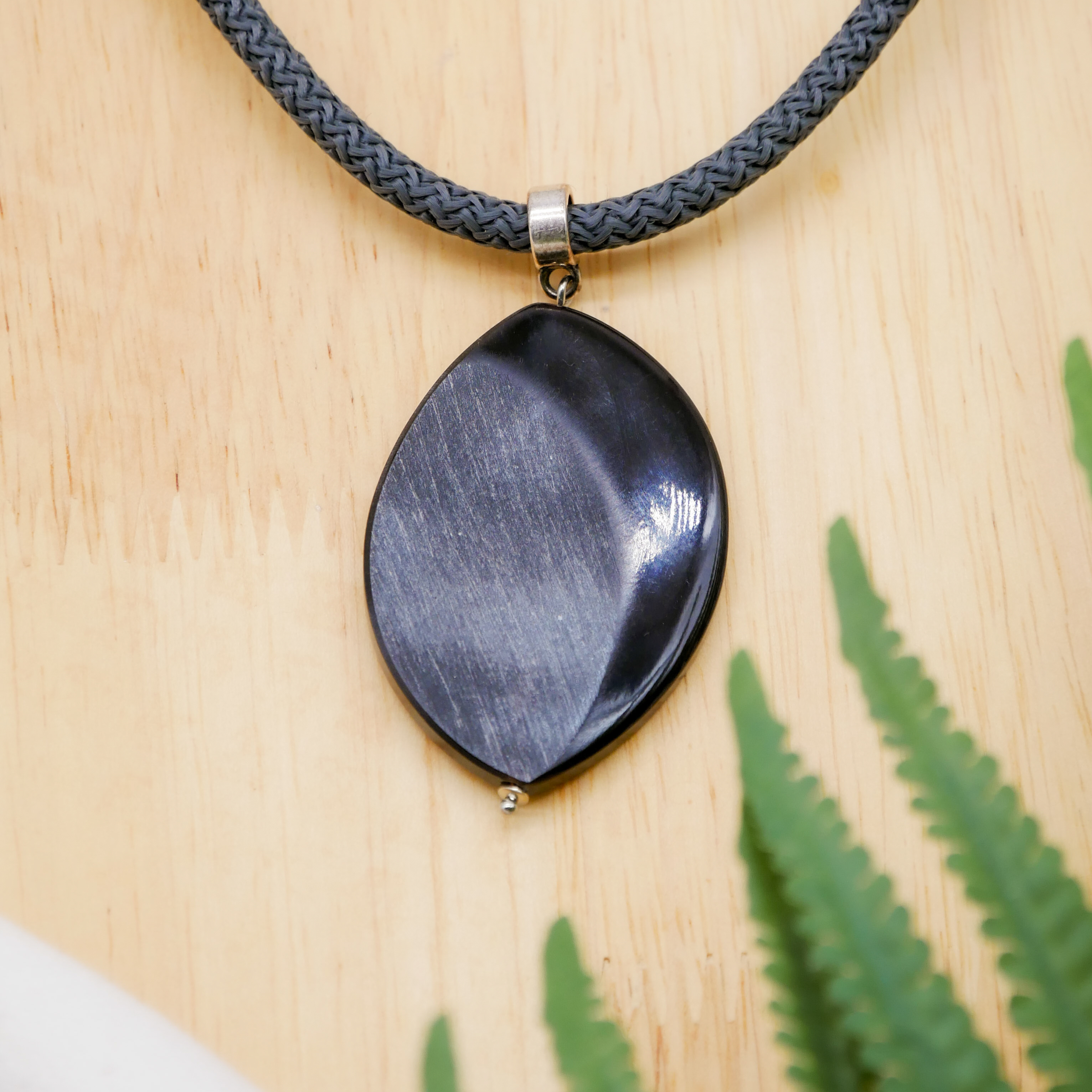 "Nomadic" Kette graues Cordband schwarzer ovaler Hornanhänger mattiert, 35 x 50 mm, silberfarben 