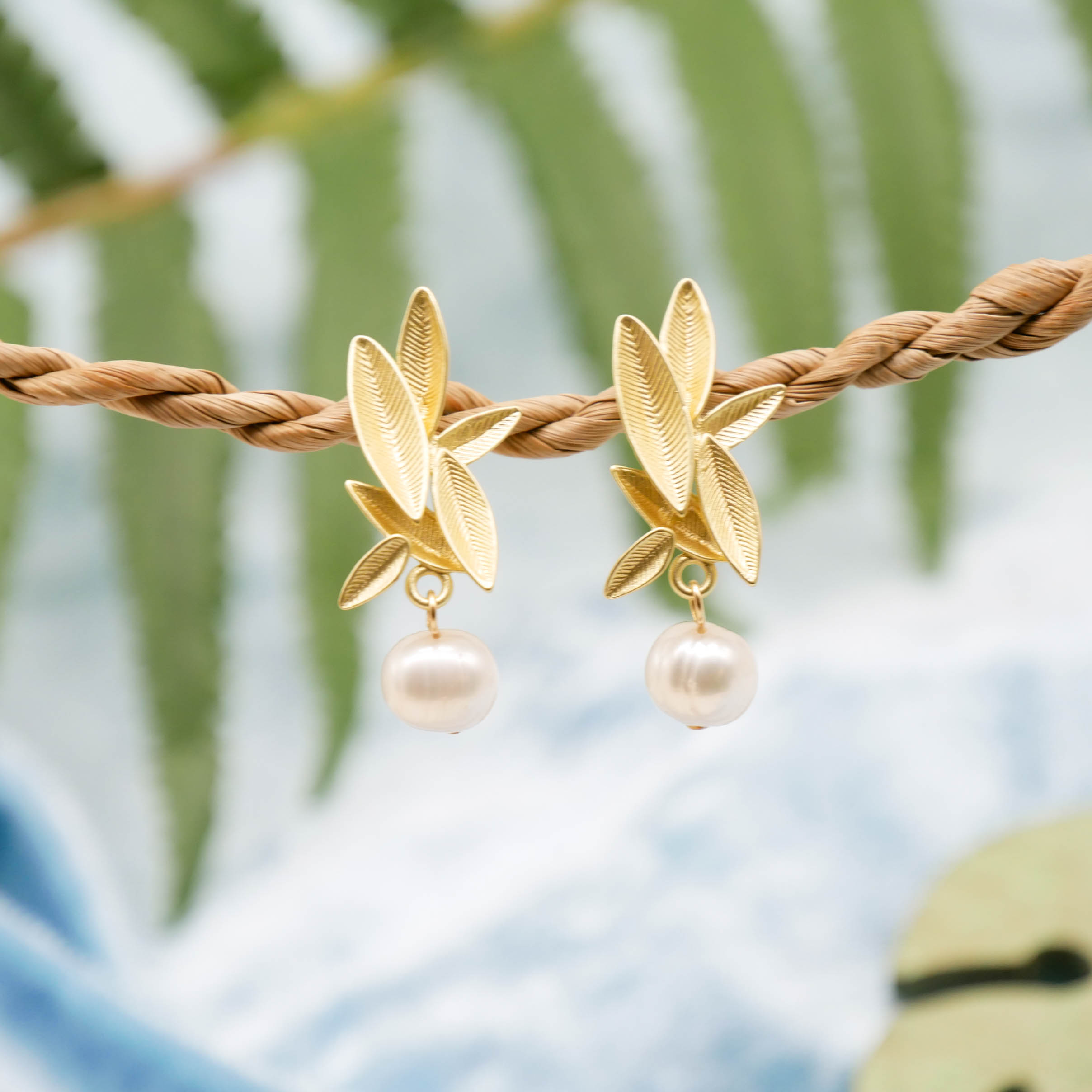 "Freshwater Pearls"  Ohrstecker "Blätter" vergoldet aus SWZ Perlen, ca. 8 mm