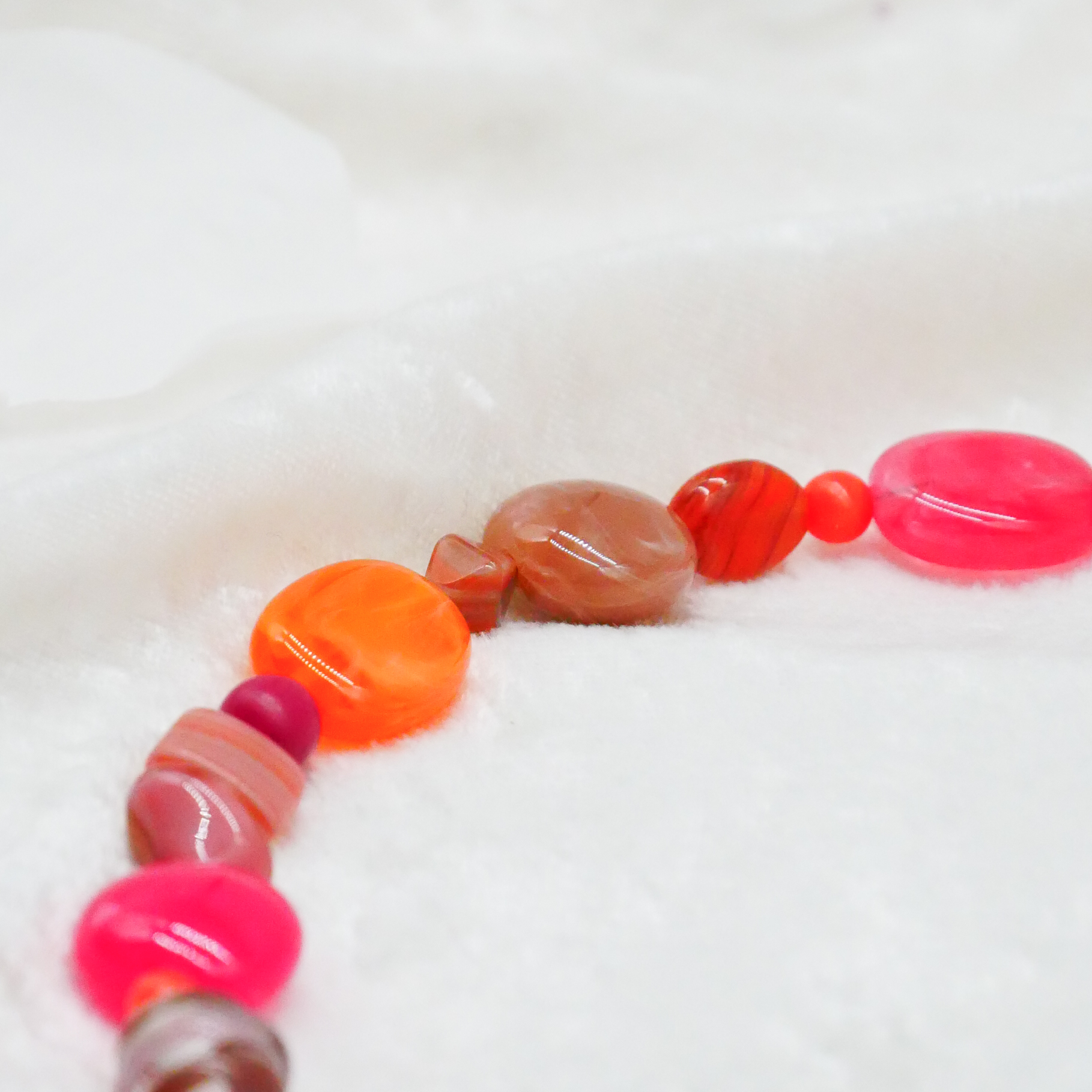"Summer Feeling",  Kette aus verschiedenen Formen, Glas- und Resin Perlen, pink-orange