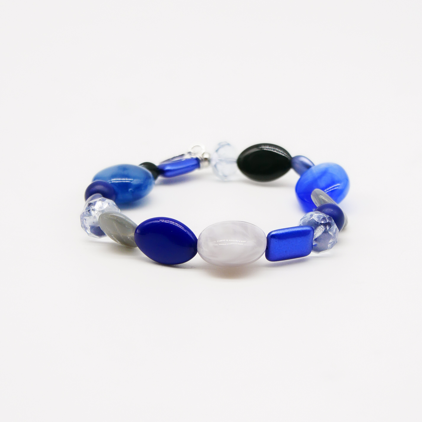 "Summer Feeling", Armband aus verschiedenen Formen, Glas- und Resin Perlen, blau