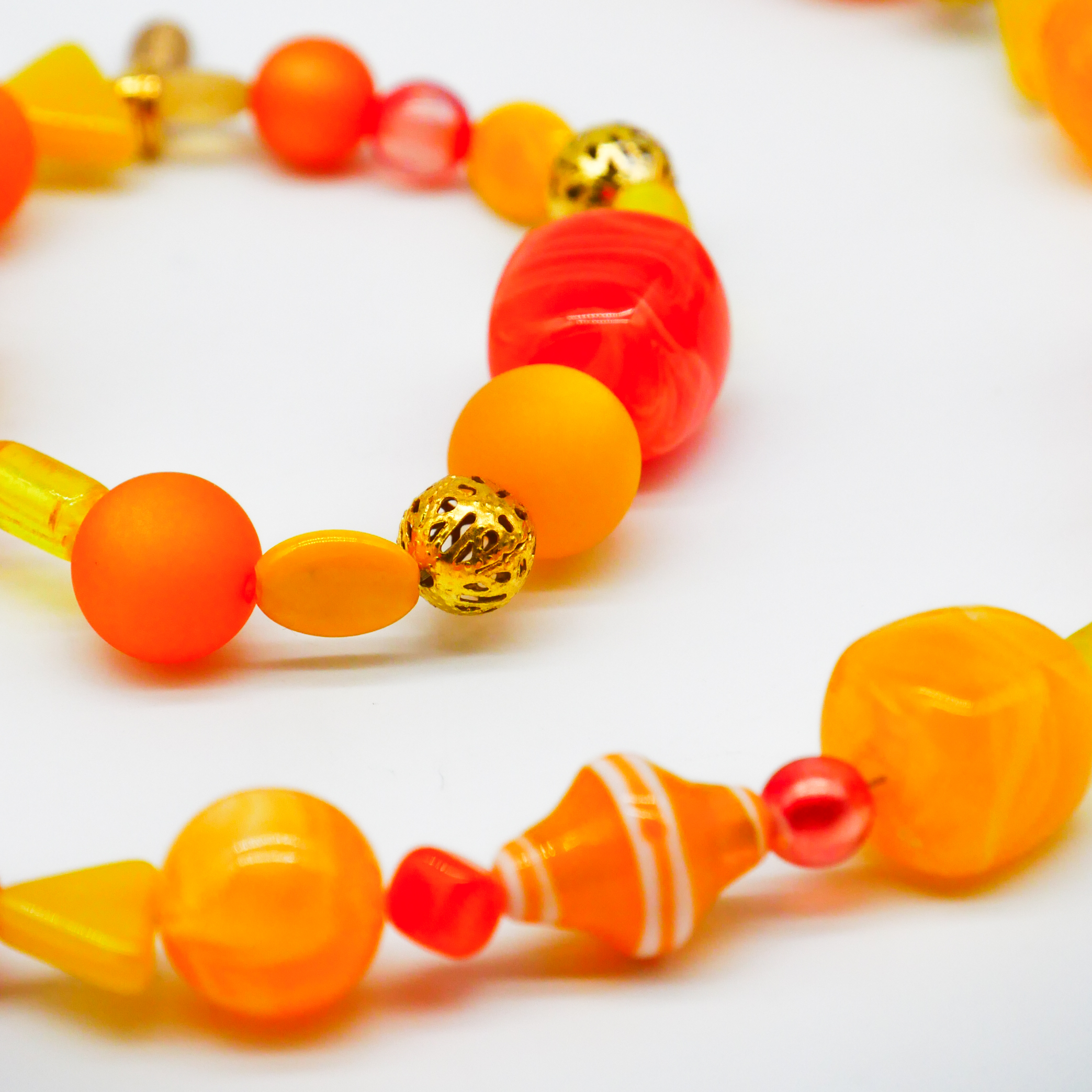"Summer Feeling",  Kette aus verschiedenen Formen, Glas- und Resin Perlen, gelb-orange