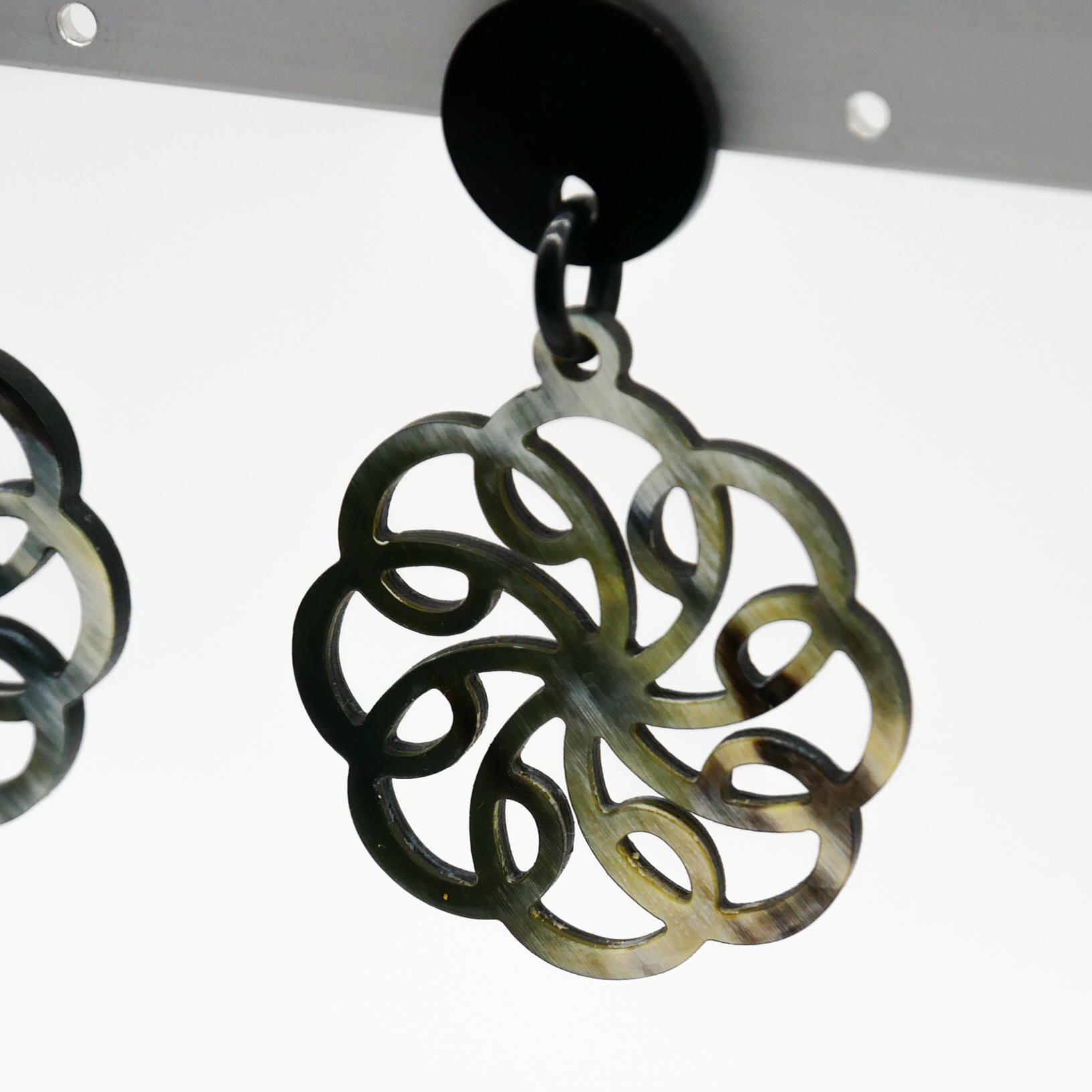  "Craft Art" Ohrring "Mandala" Ø ca. 45 mm, schwarzes und marble Horn