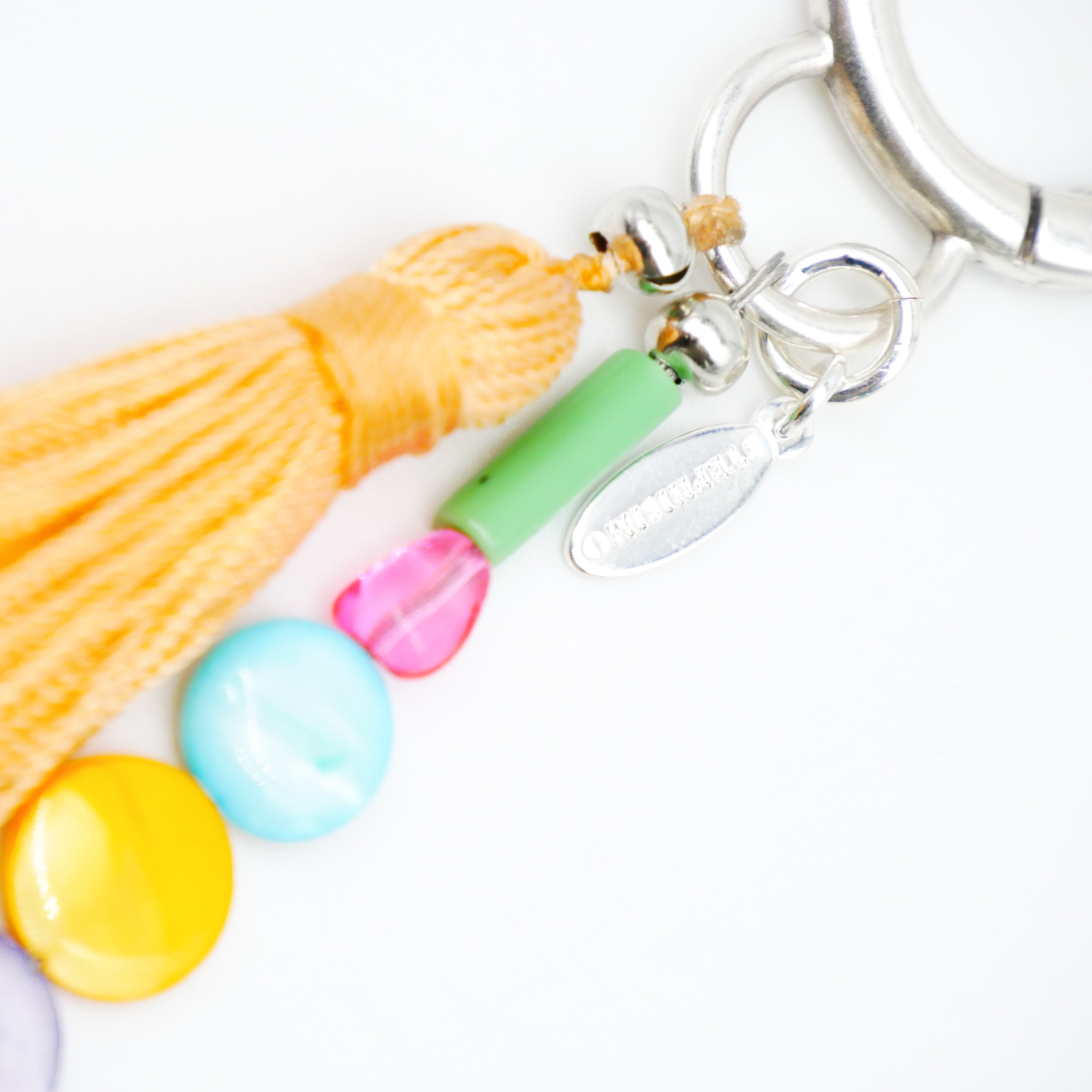 "Lucky Pendant" Anhänger, 1 Strang bunte Muschelperlen, Glasperle und große Quaste "Lucky Pendant" Anhänger, 1 Strang bunte Muschelperlen, Glasperle und große Quaste