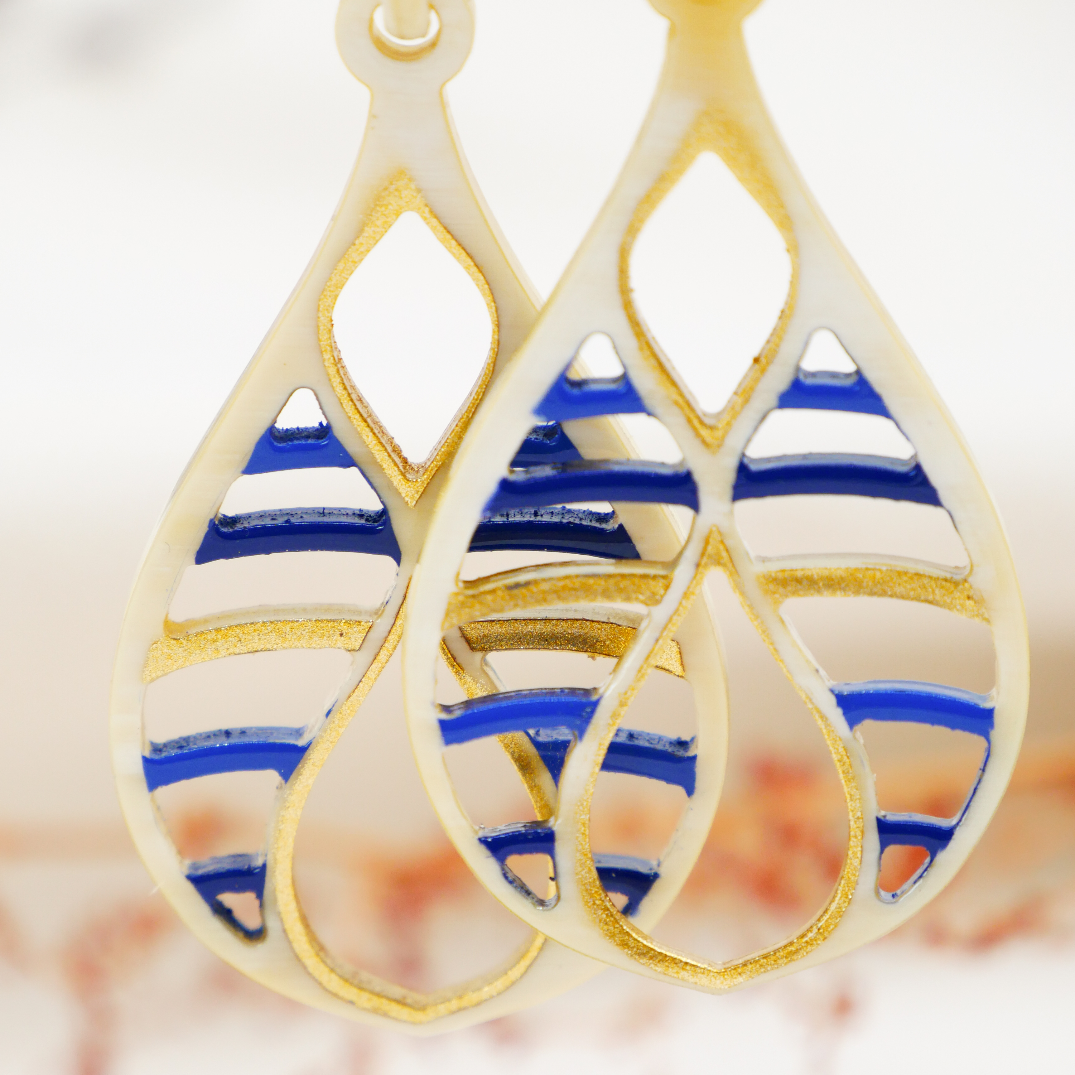 "Craft Art", Ohrring "Teardrop", weißes Horn, Lack blau-gold "Craft Art", Ohrring "Teardrop", weißes Horn, Lack blau-gold