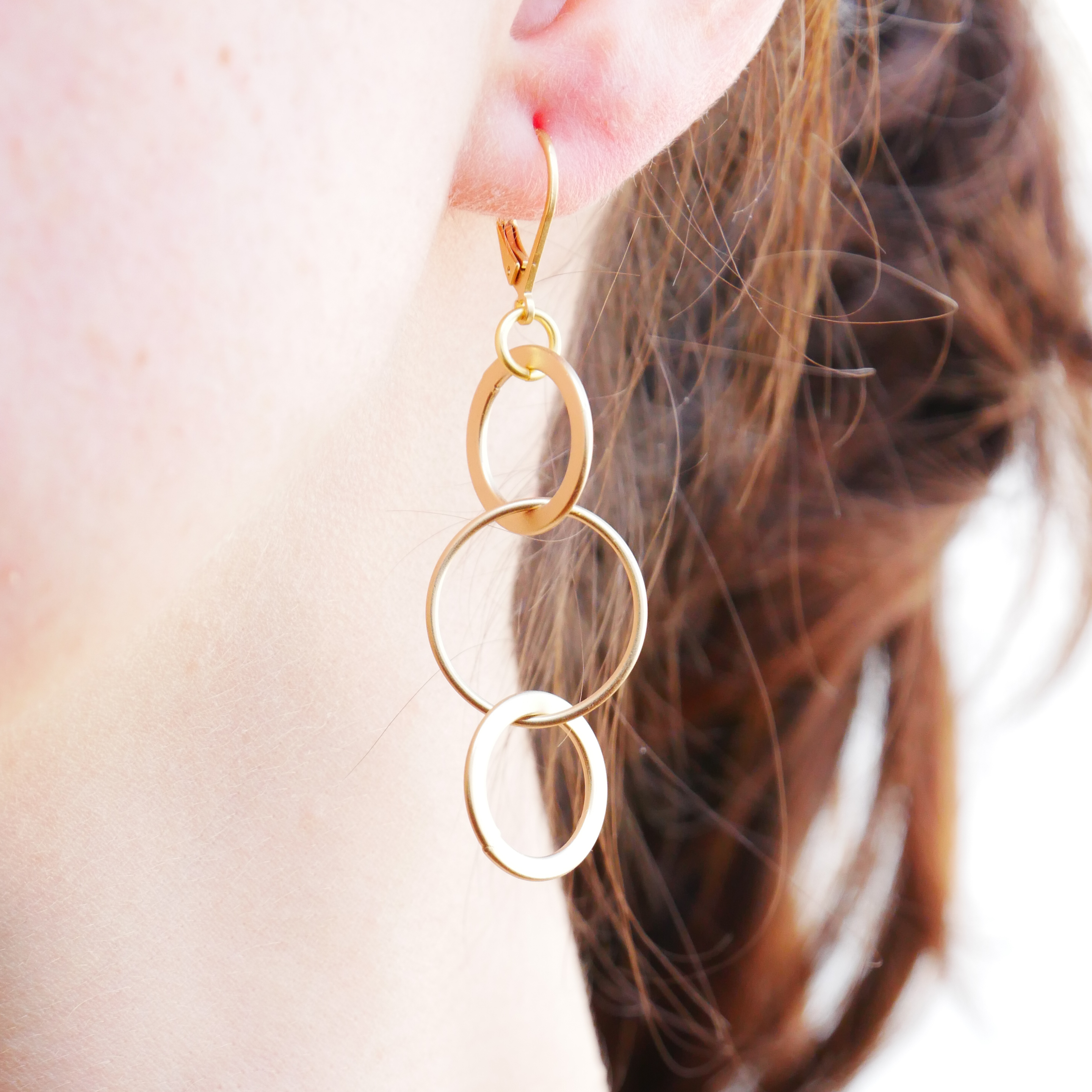 "Charm" Ohrstecker mit runden Gliedern, vergoldet