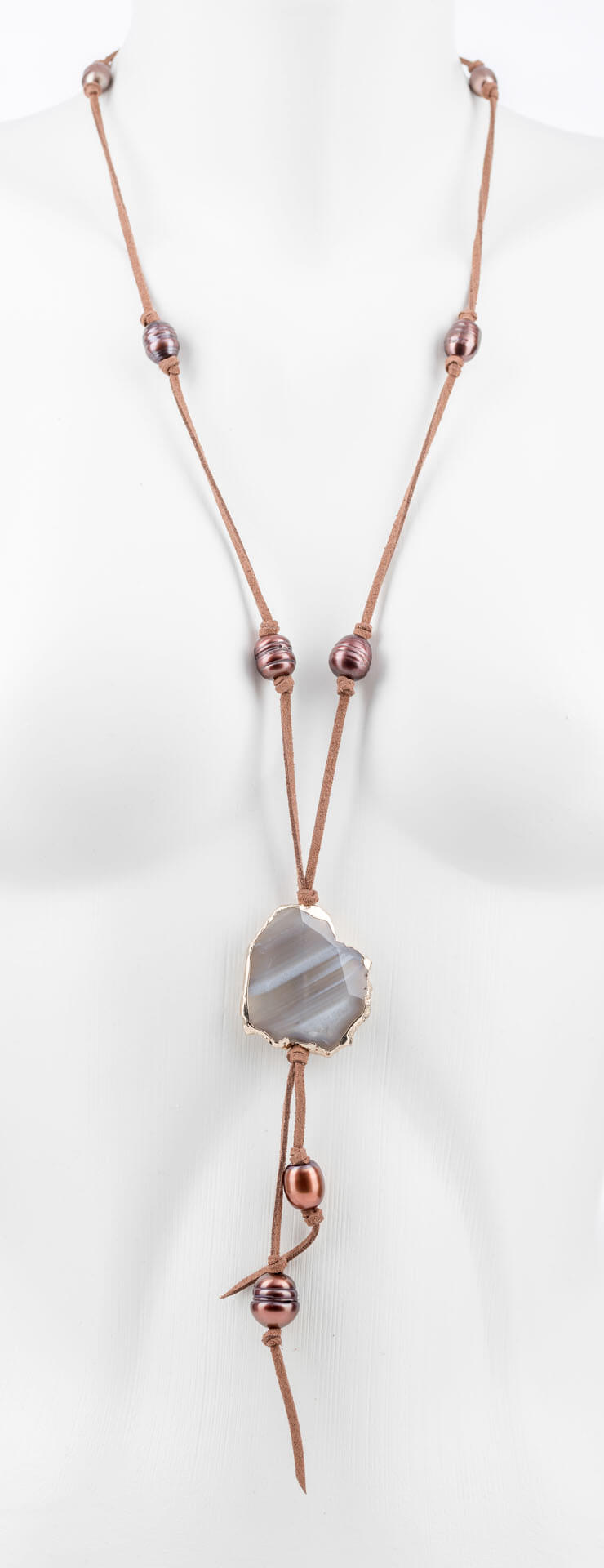 "Freshwater Pearls" lange Kette mit braunen Süßwasserperlen und Achatanhänger auf Lederimitatband