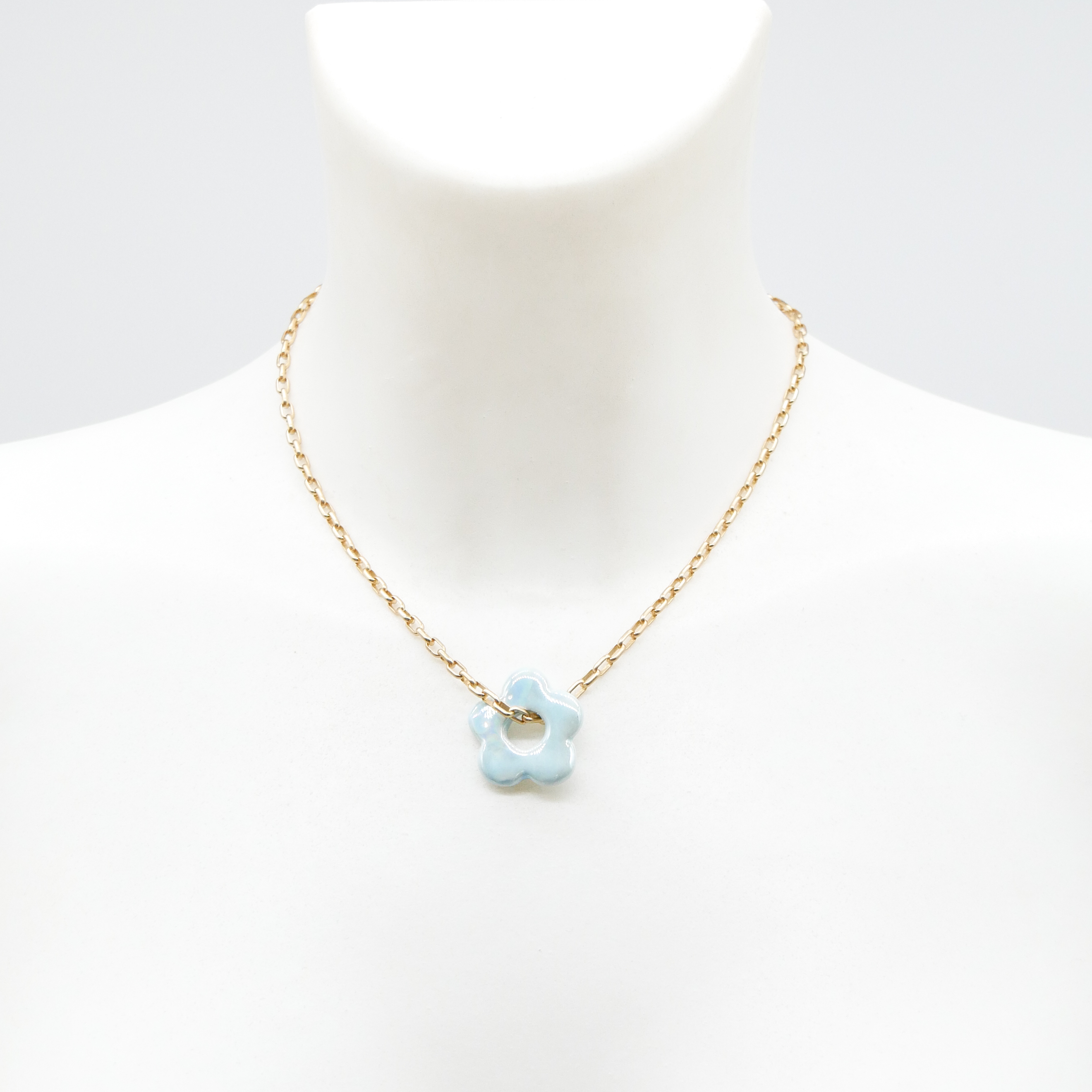 "Summer-Feeling", Kurze Metallkette vergoldet, Keramikblume blue