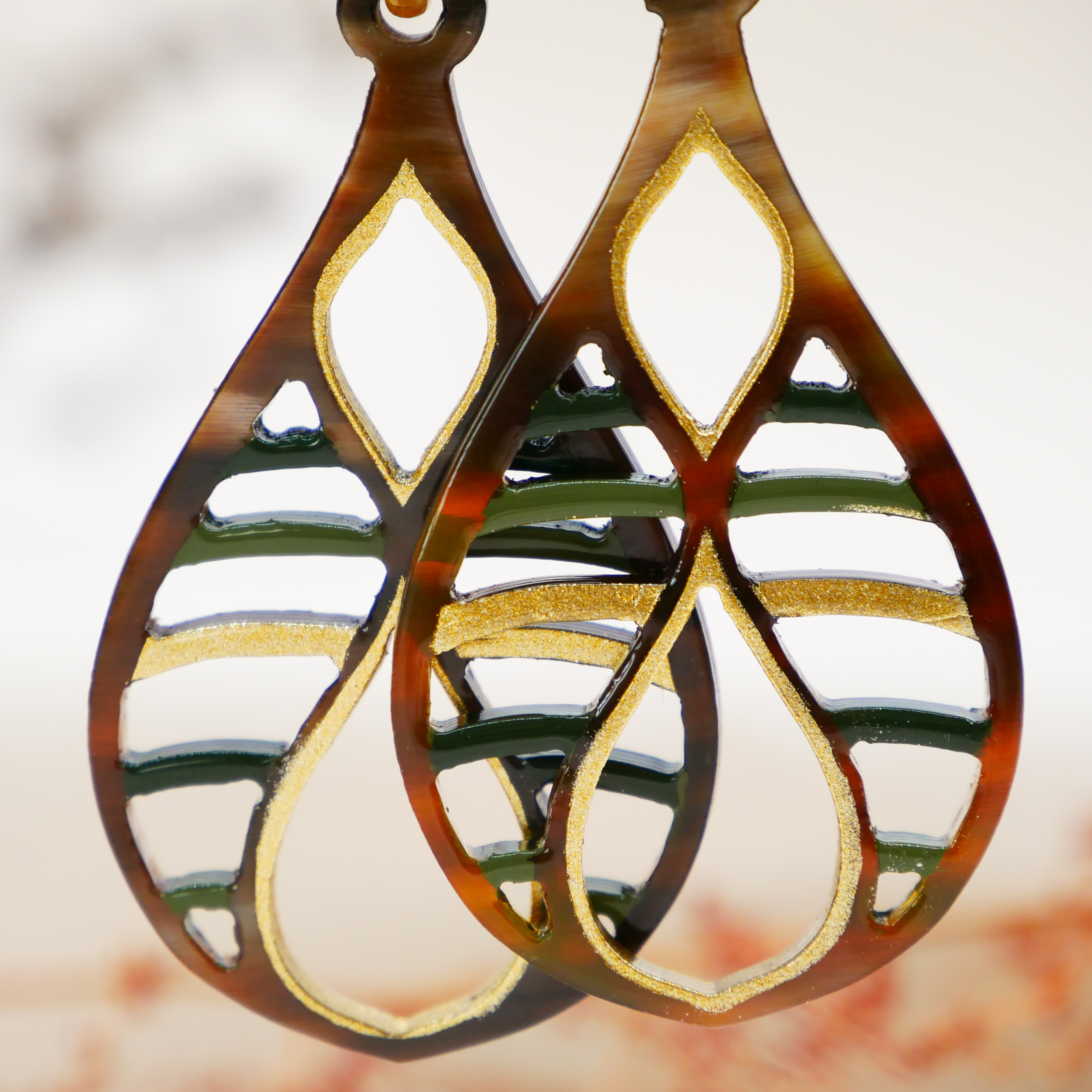 "Craft Art", Ohrring "Teardrop", braunes afrikanisches Horn, Lack gold-grün "Craft Art", Ohrring "Teardrop", braunes afrikanisches Horn, Lack gold-grün
