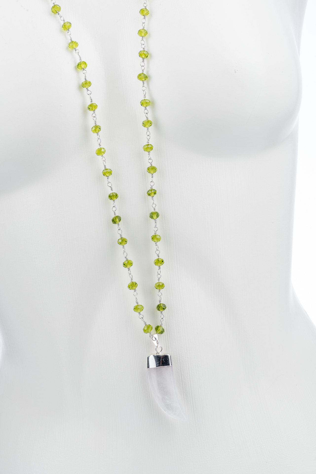 "Steinzähne" lange Kette mit Glaskristallen oliv und Rosenquarz Anhänger