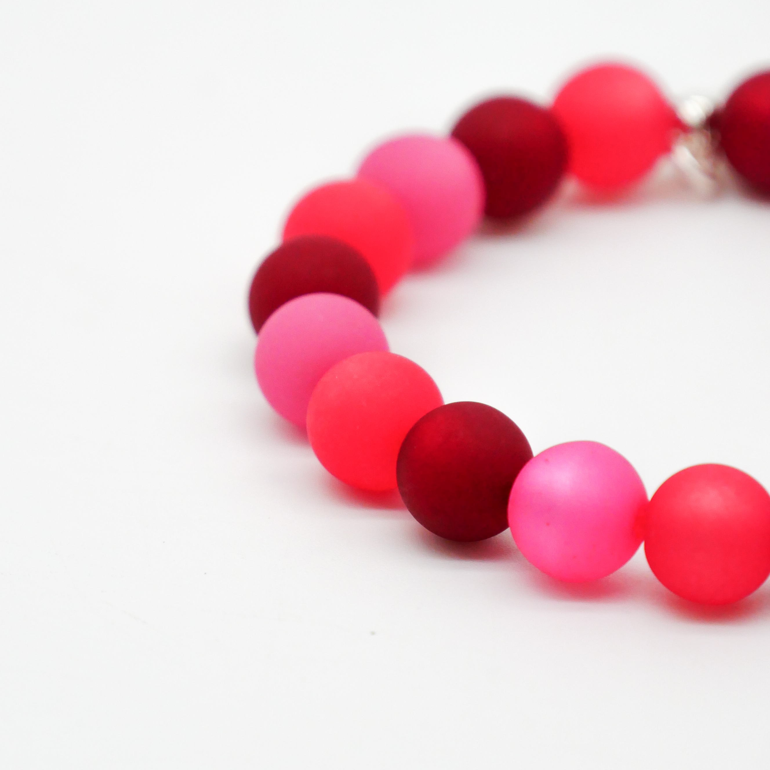 "Color Explosion" Armband auf Gummi Polarisperlen ø 10 mm, dunkelrot "Color Explosion" Armband auf Gummi Polarisperlen ø 10 mm, dunkelrot