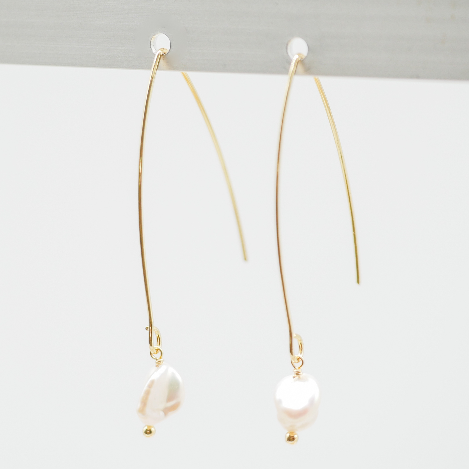 "Freshwater Pearls" Ohrhänger mit offener Ellipse + SWZ Perlen, vergoldet