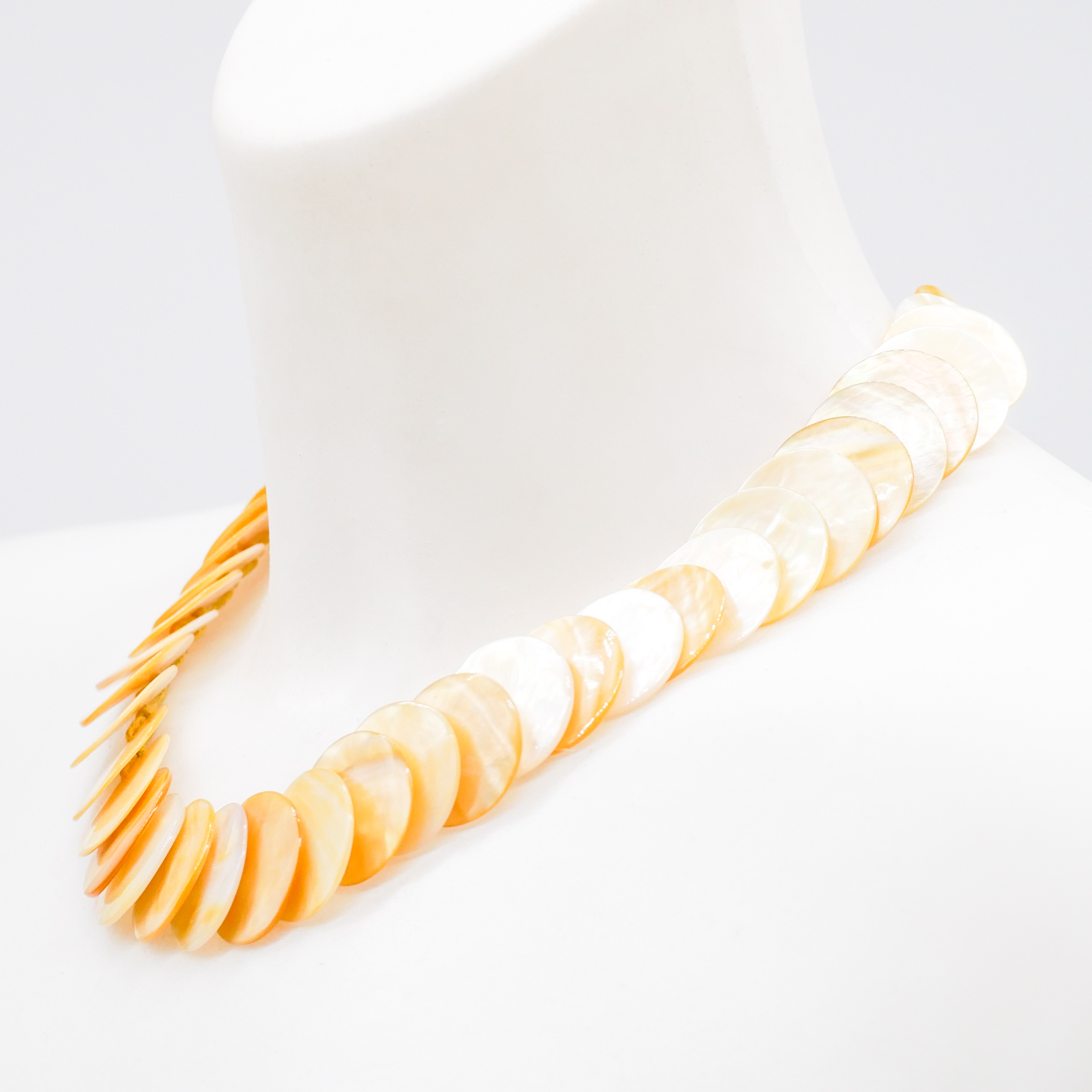 "Shell" Collier aus runden Muschelscheiben, Perlmuschel