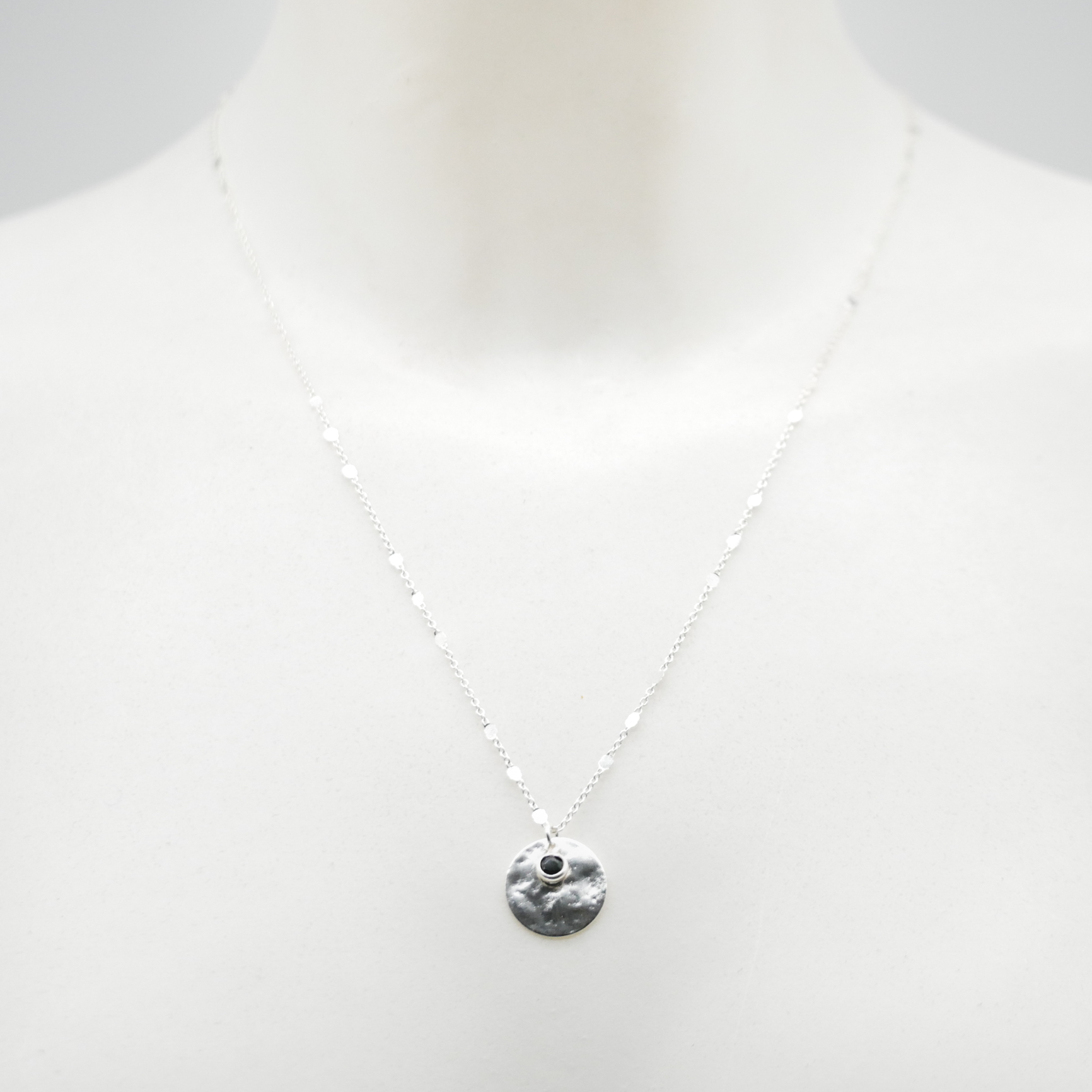"Fine Filigré" feine kurze Metallkette, Scheibe mit schwarzem Stein, versilbert
