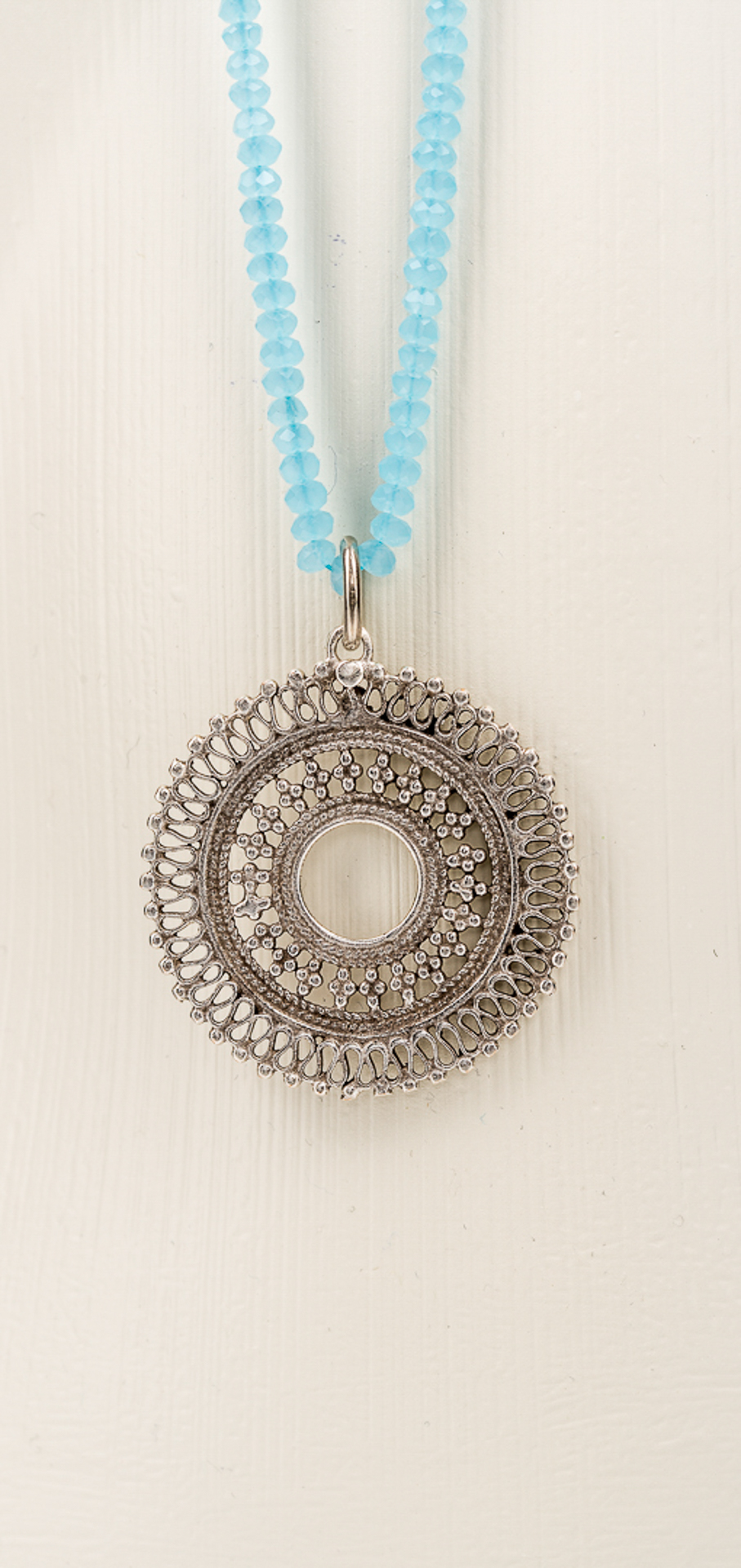 "Boho" lange Kristallglas Kette, verzierter Anhänger, aquamarin
