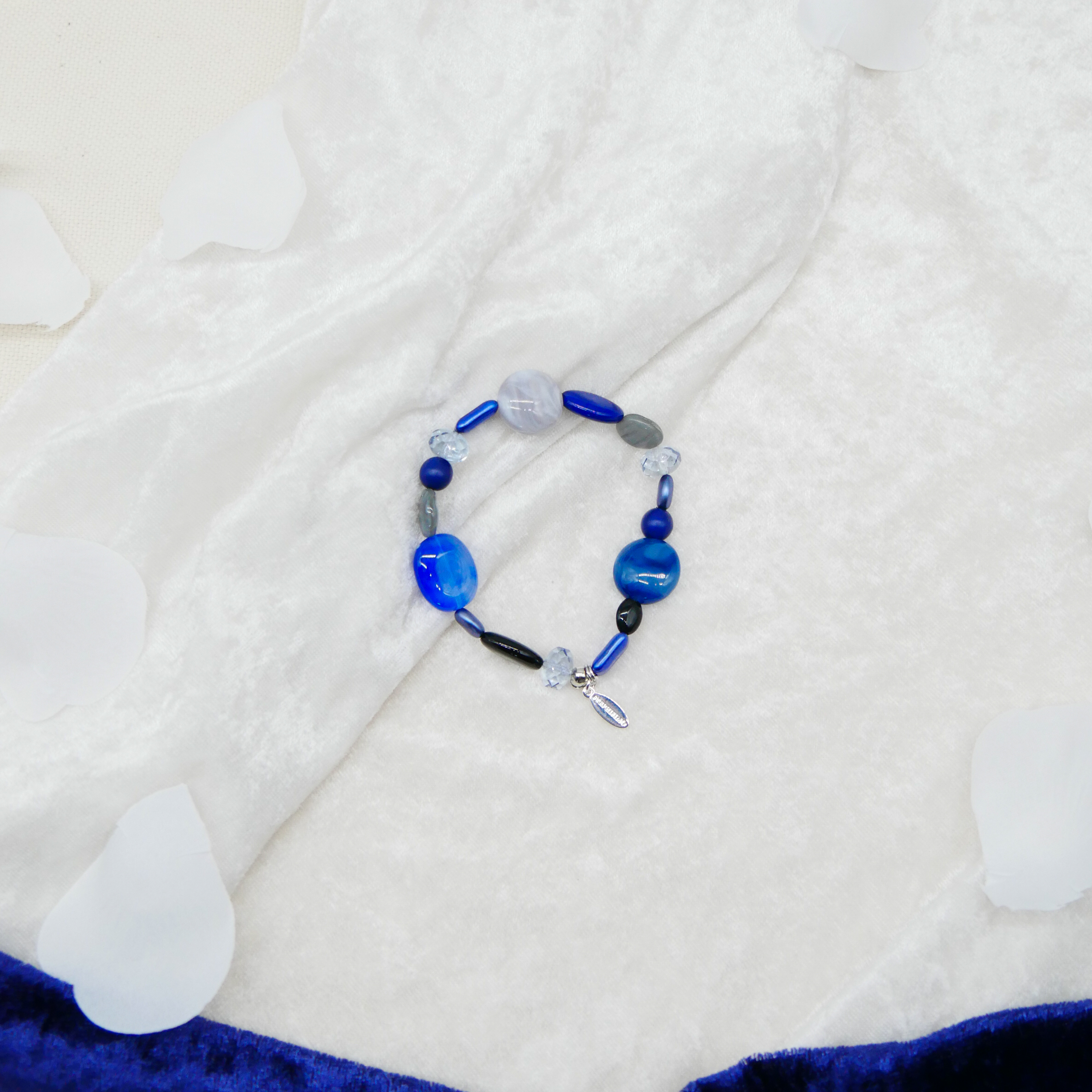 "Summer Feeling", Armband aus verschiedenen Formen, Glas- und Resin Perlen, blau