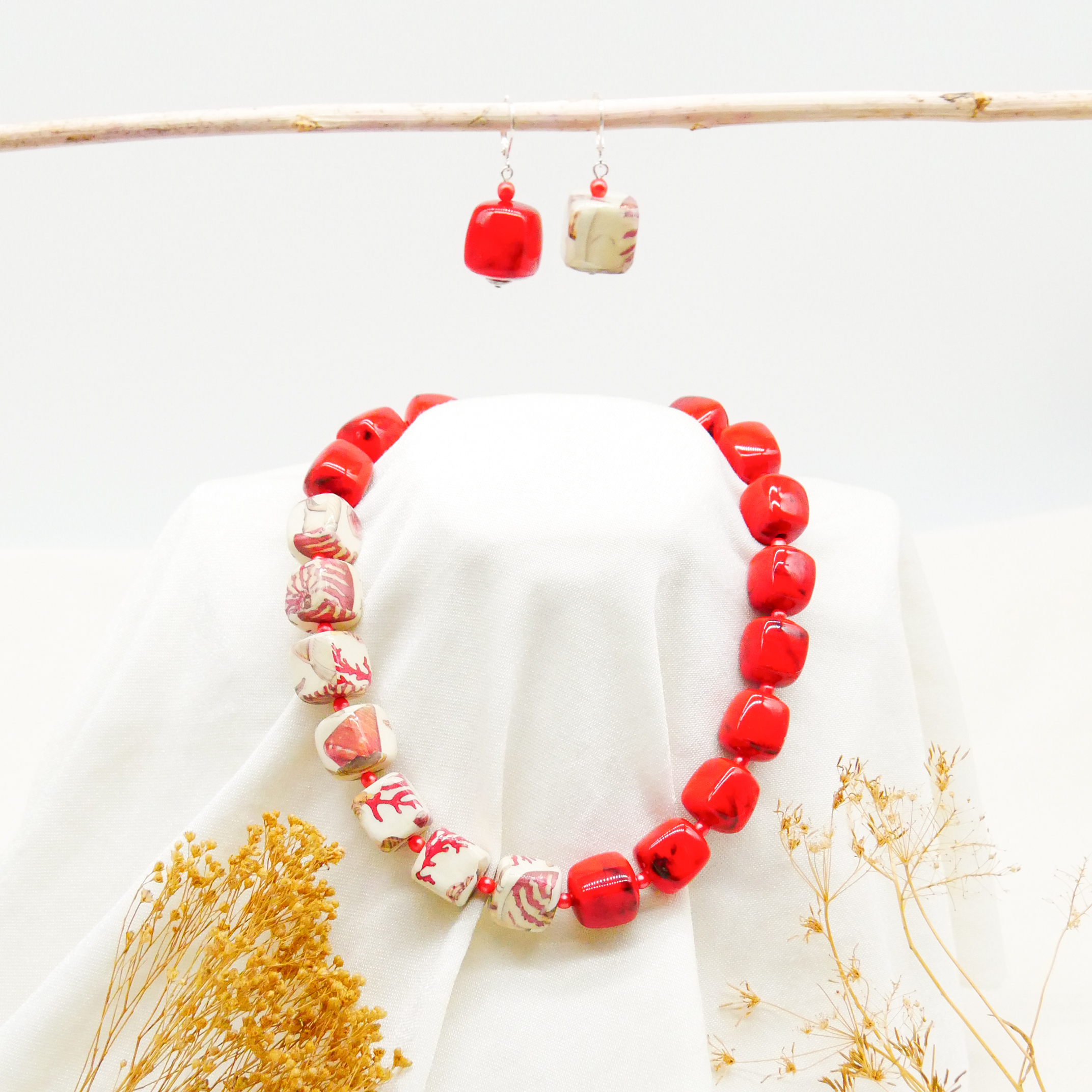 "Summer Feeling", kurze Kette "Cube" Resin- und Papercoated Perlen ca. 16 x 16 mm rot 