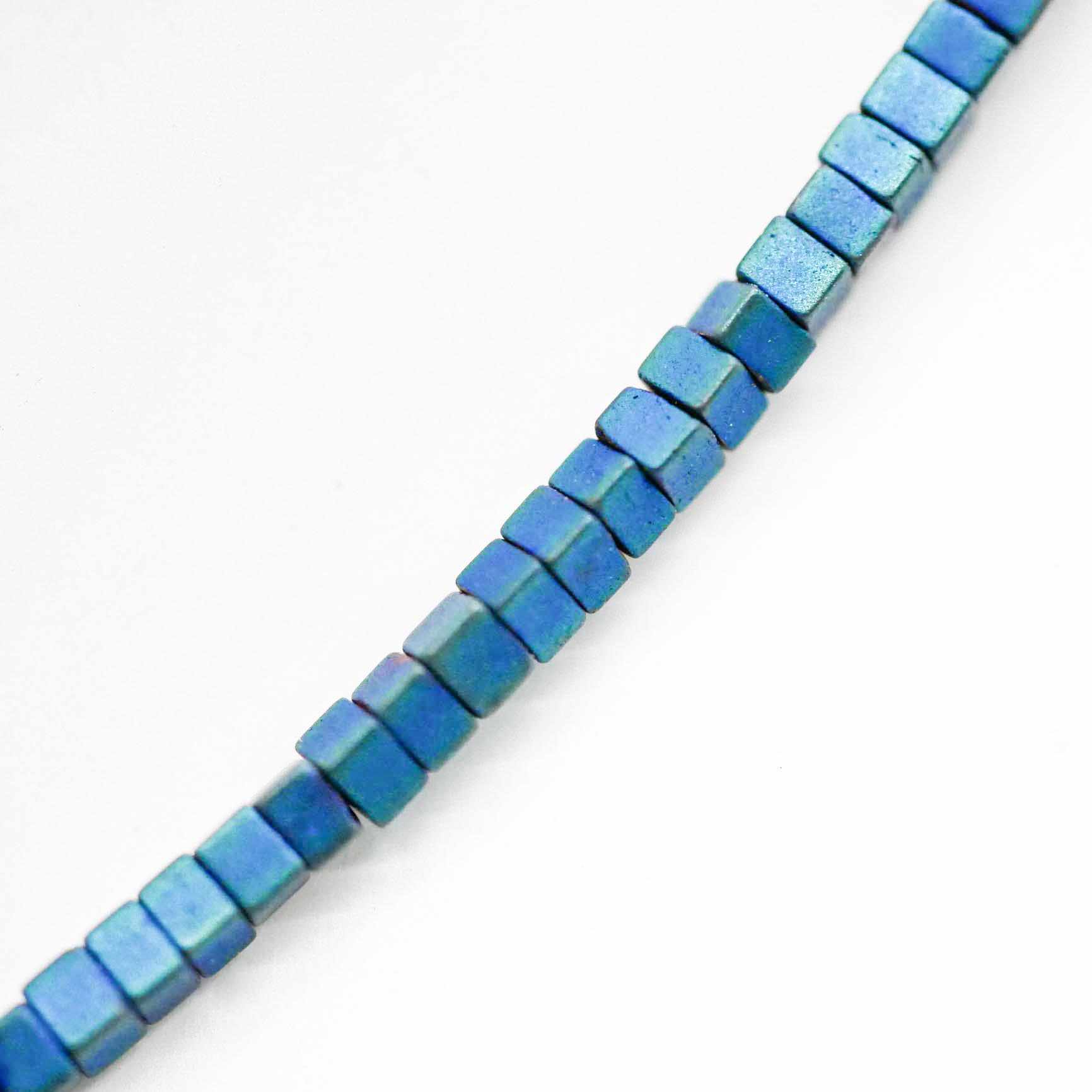 "Metallic" kurze Kette, kleine Würfel - blau