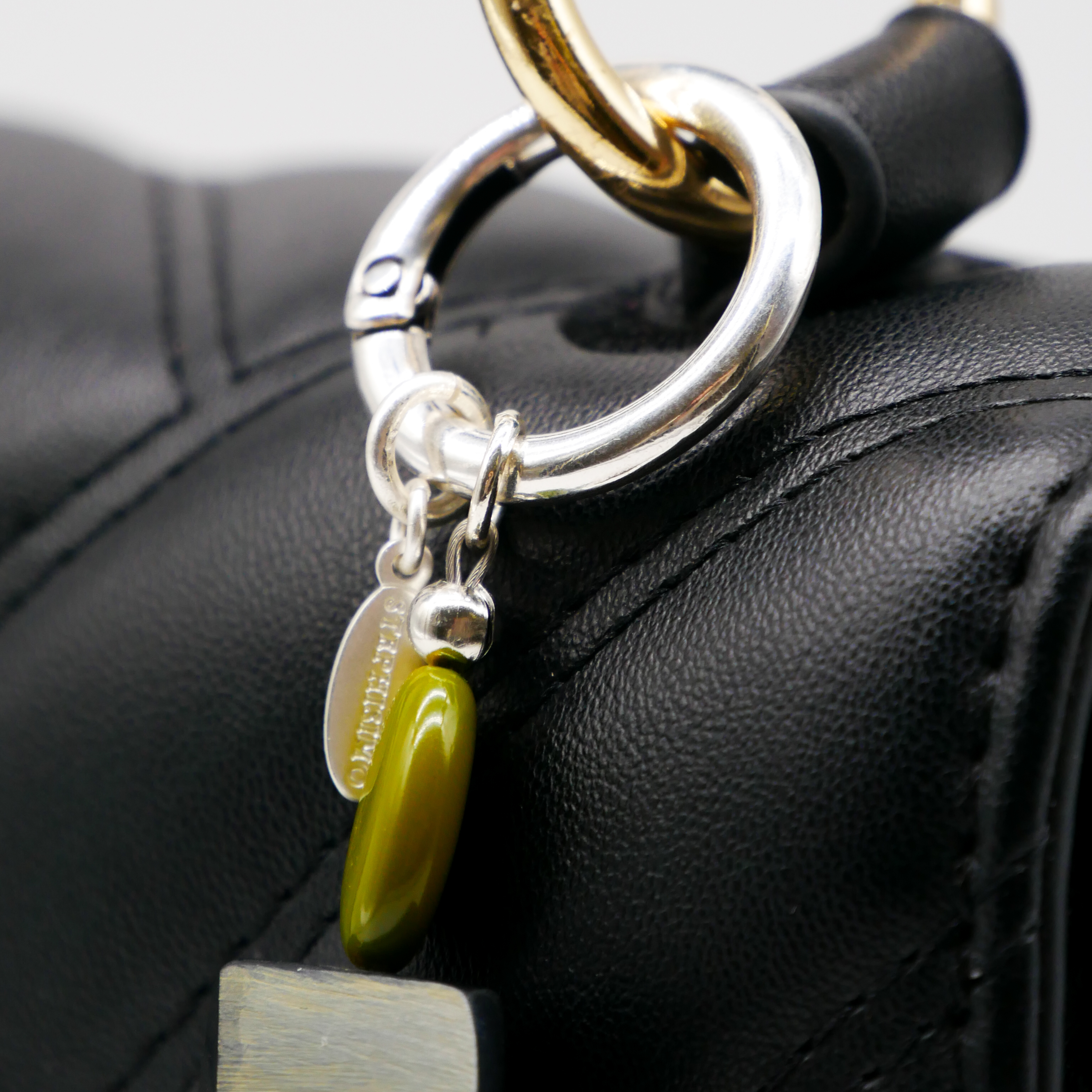 "Lucky Pendant" Anhänger, 1 Strang Hornperle, Keramikscheibe und Quaste 