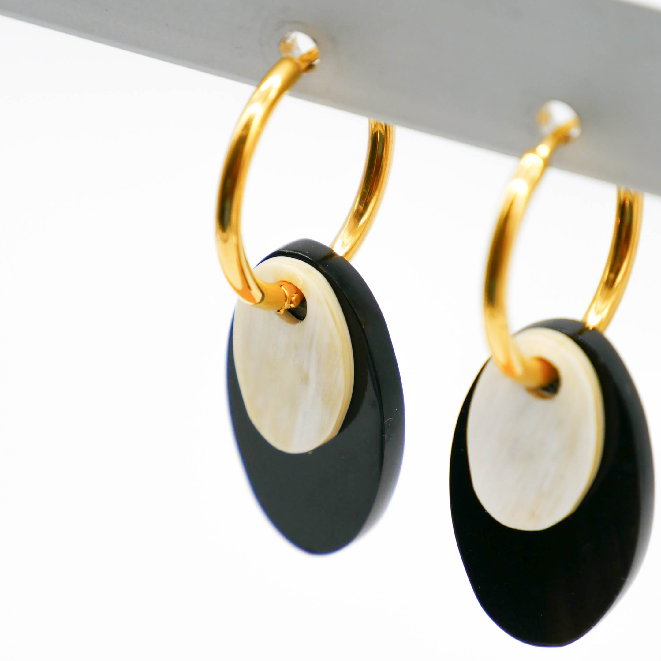 "Craft-Art" Ohrring "kleine Plättchen" schwarz und weiß, vergoldete Edelstahlcreole