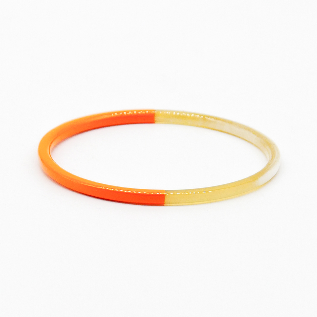  "Craft Art" zarter Armreif, weißes Horn, Lack hellorange 