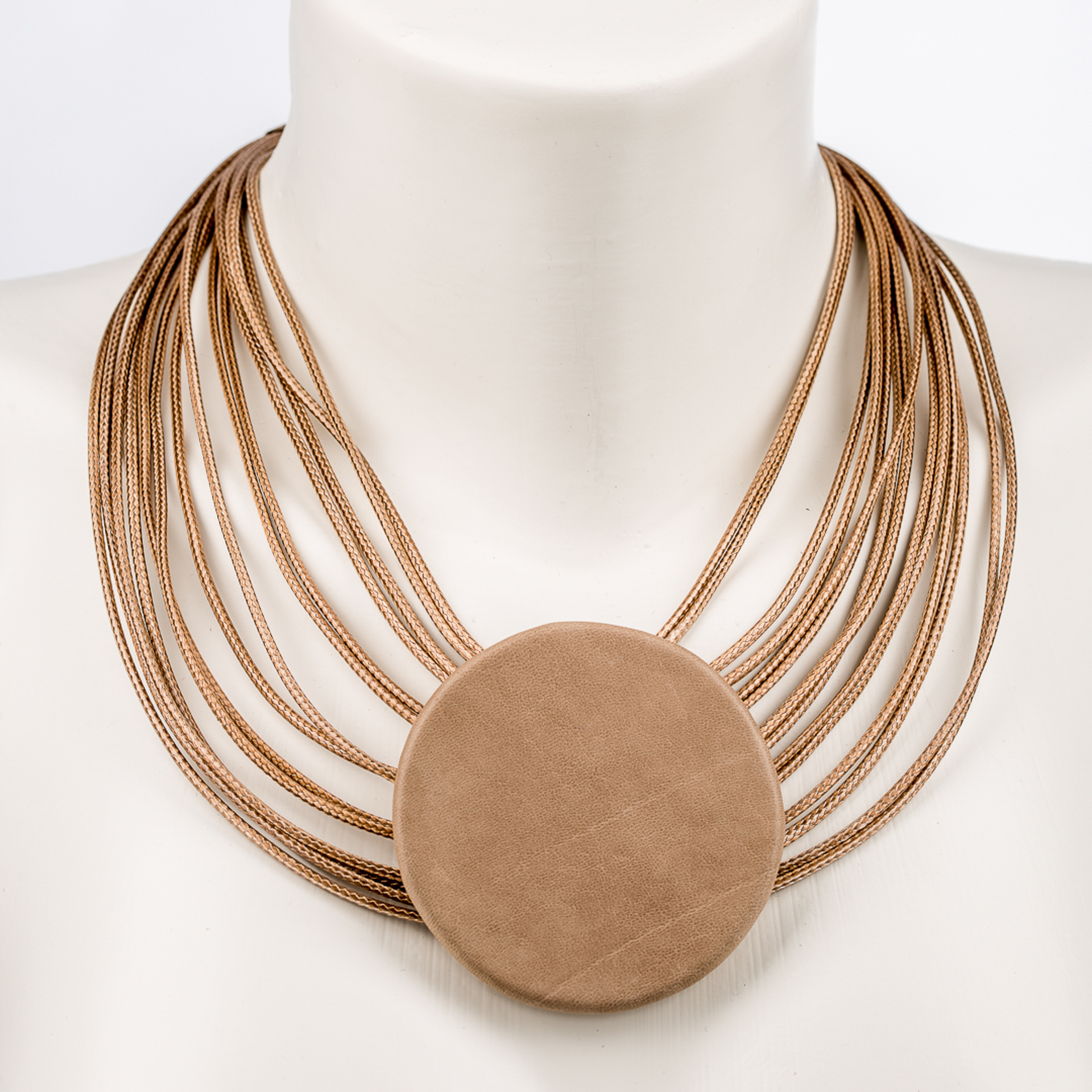 "Nomadic" kurze Kette, lederbezogene Holzscheibe, beige