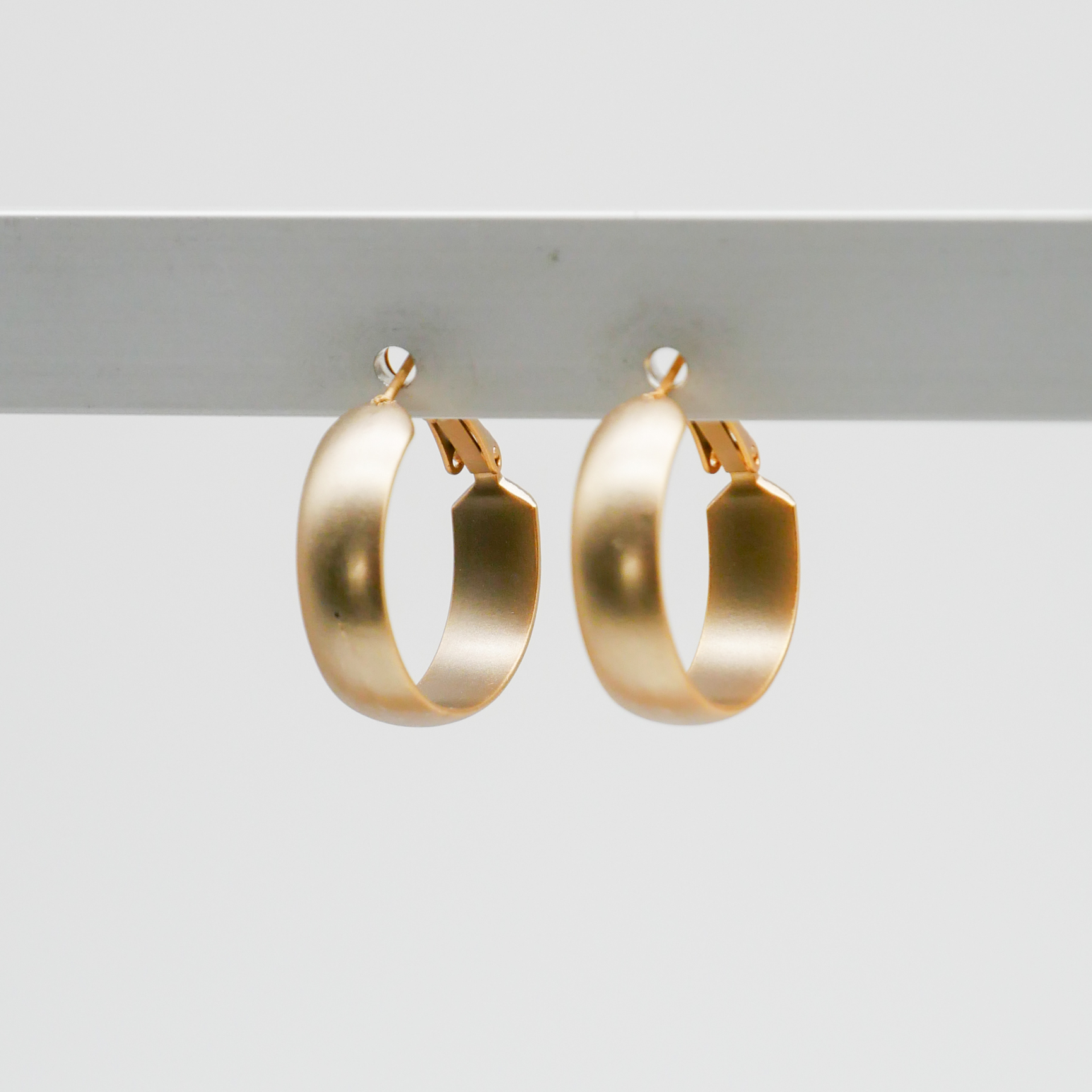 "Circle", runde Creole vergoldet ca. 24 mm leicht gewölbt 