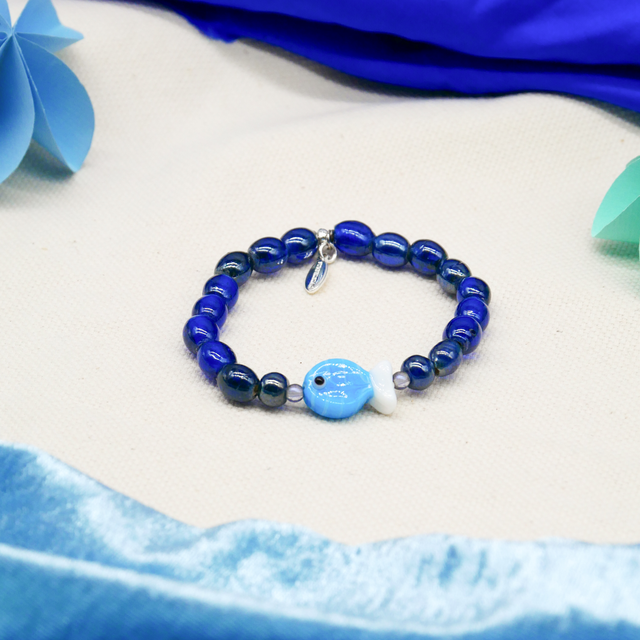 "Summer Feeling" Armband auf Gummi "Fisch" Glasperlen dunkelblau