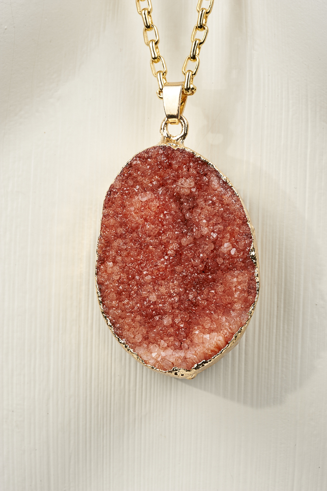 "On the Rocks" lange vergoldete Kette, hellrote Quarzdruse