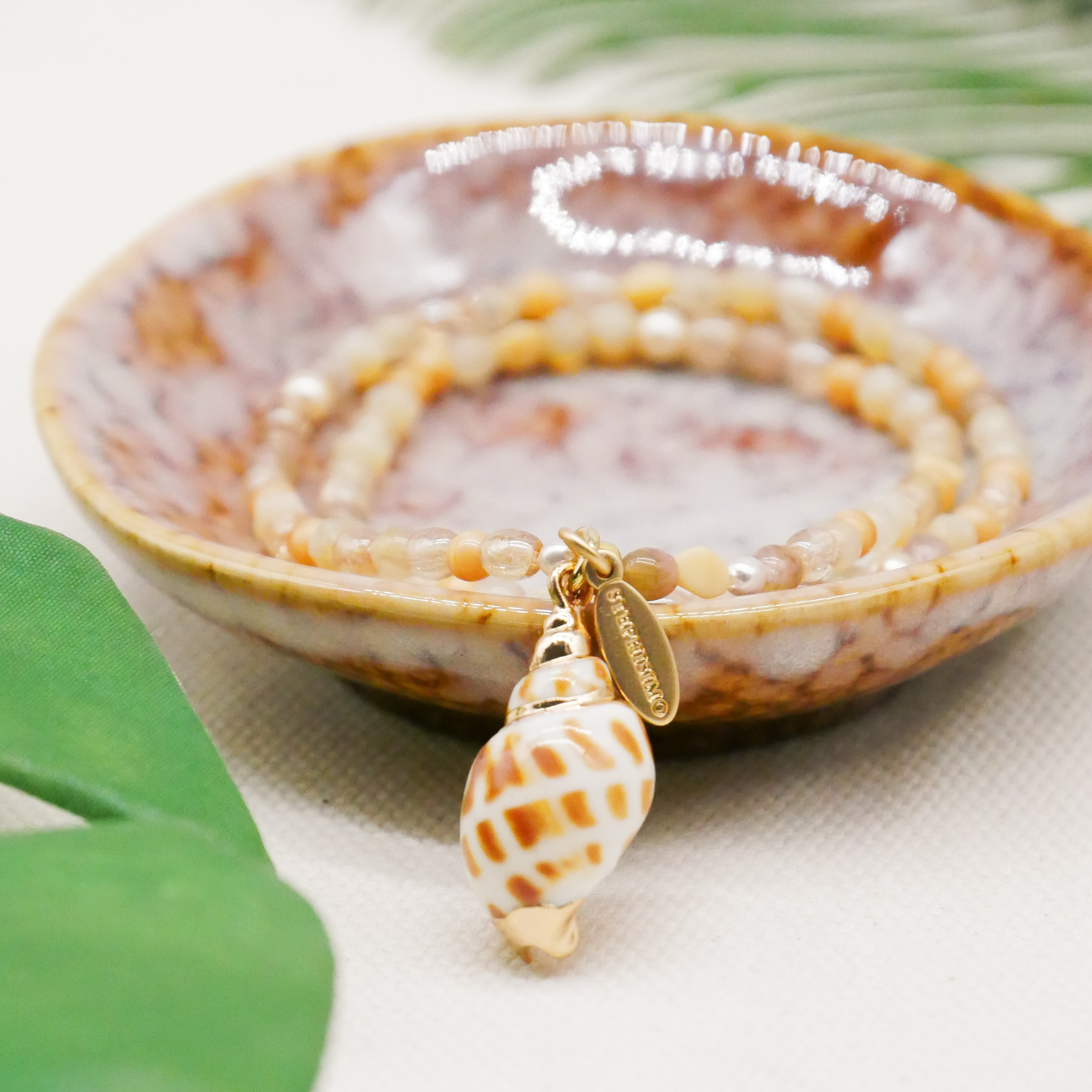  "Shell" doppeltes Armband auf Gummi Anhänger Strandschnecke, kleine Glasperlen, sand 