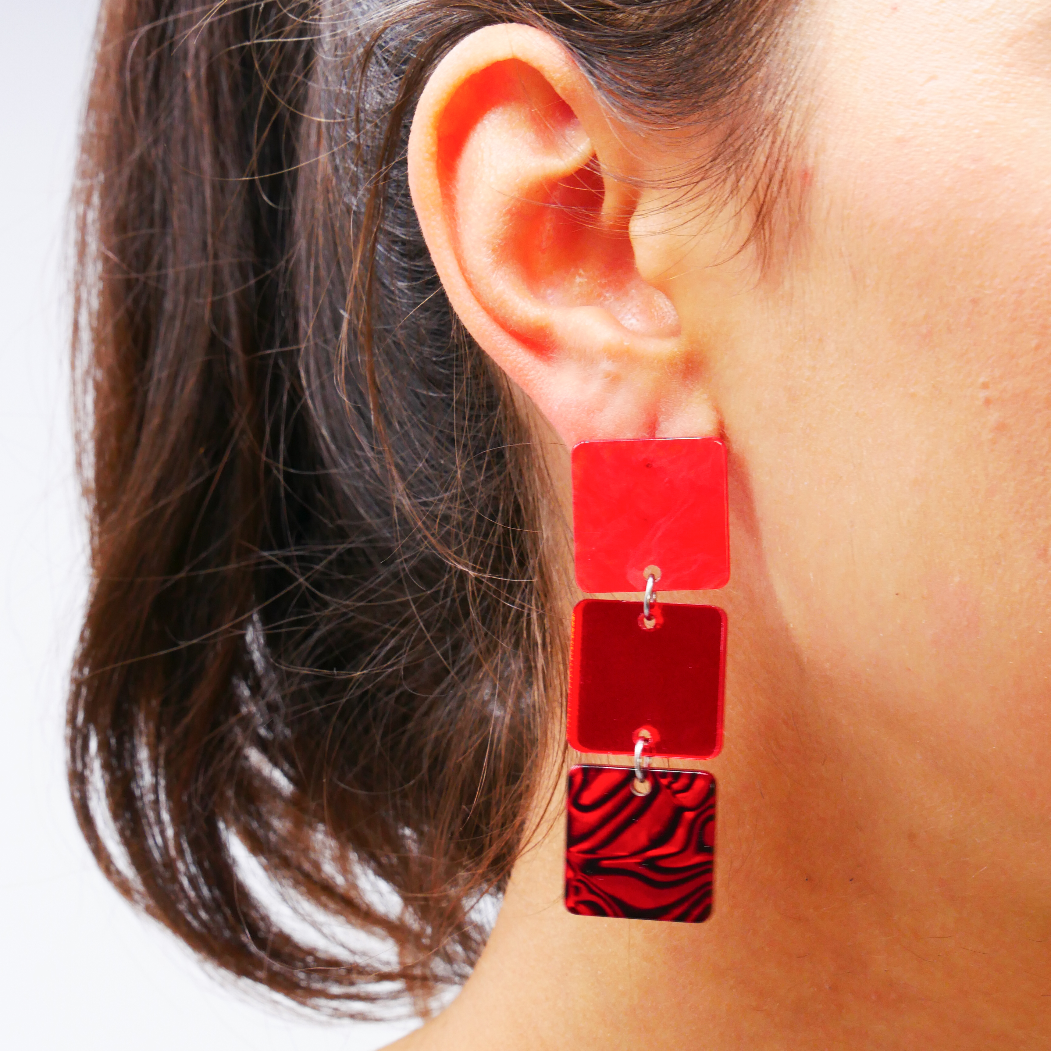 "Color Explosion" stud earrings 3 flat squares 20 mm red pearl
