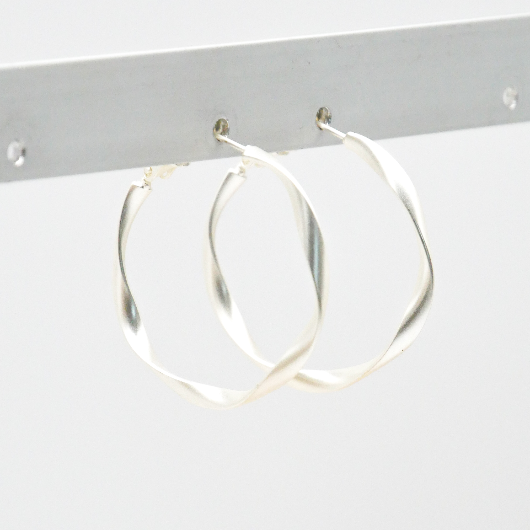 "Charm" Ohrstecker, offene Creole, versilbert