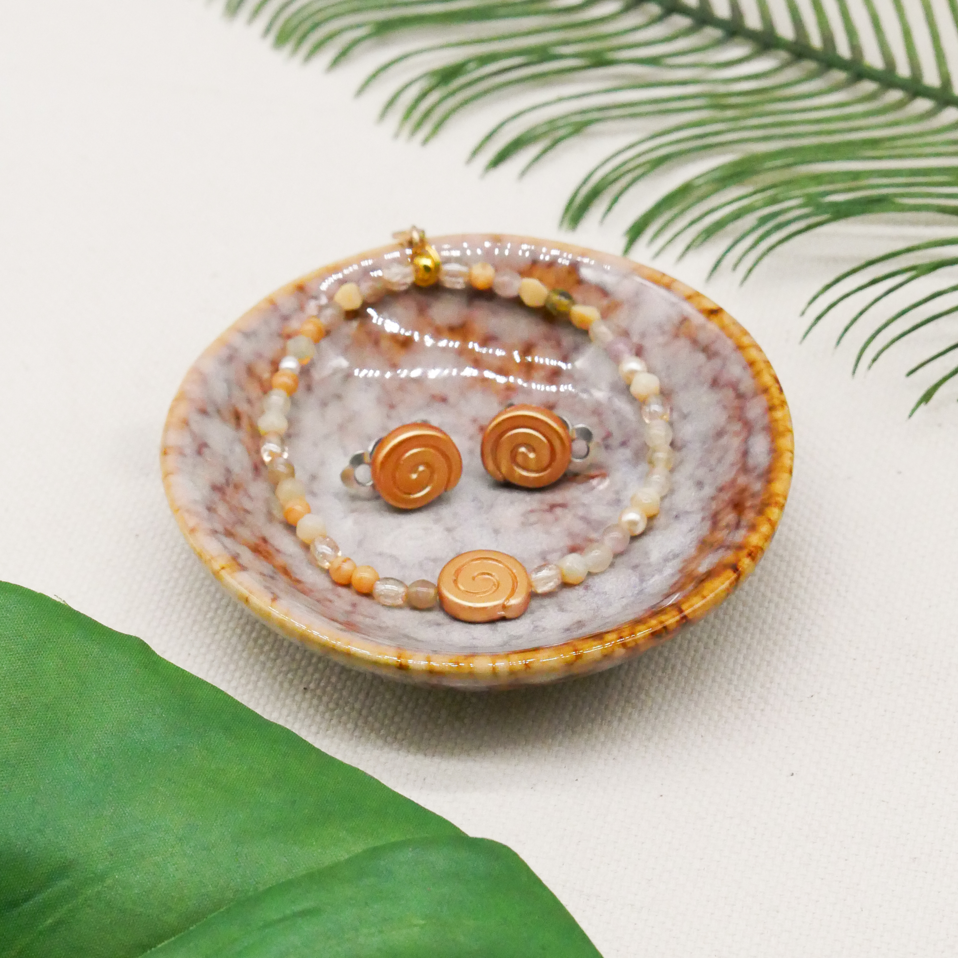  "Shell" Ohrclip kleine Glasschnecke sand