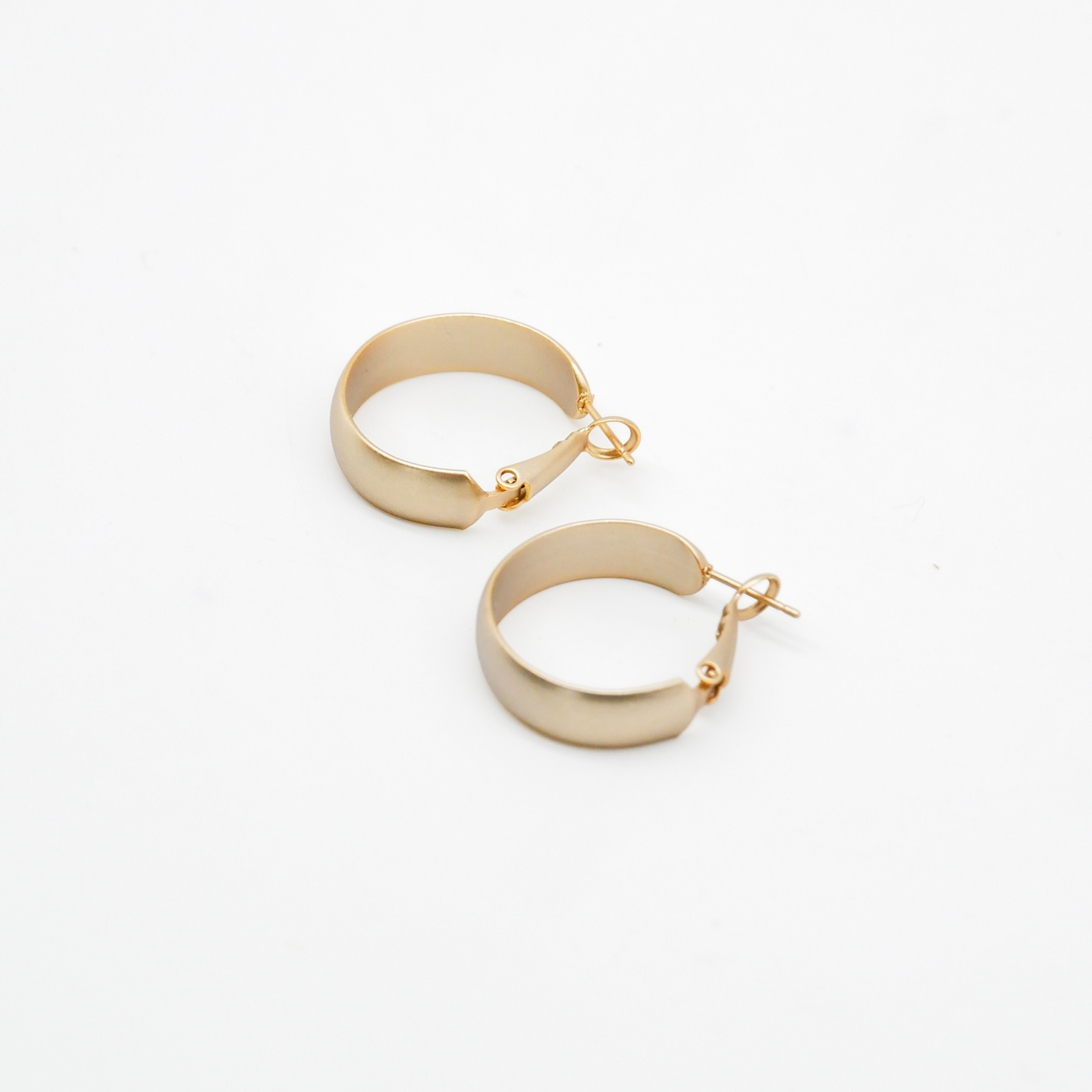 "Circle", runde Creole vergoldet ca. 24 mm leicht gewölbt 