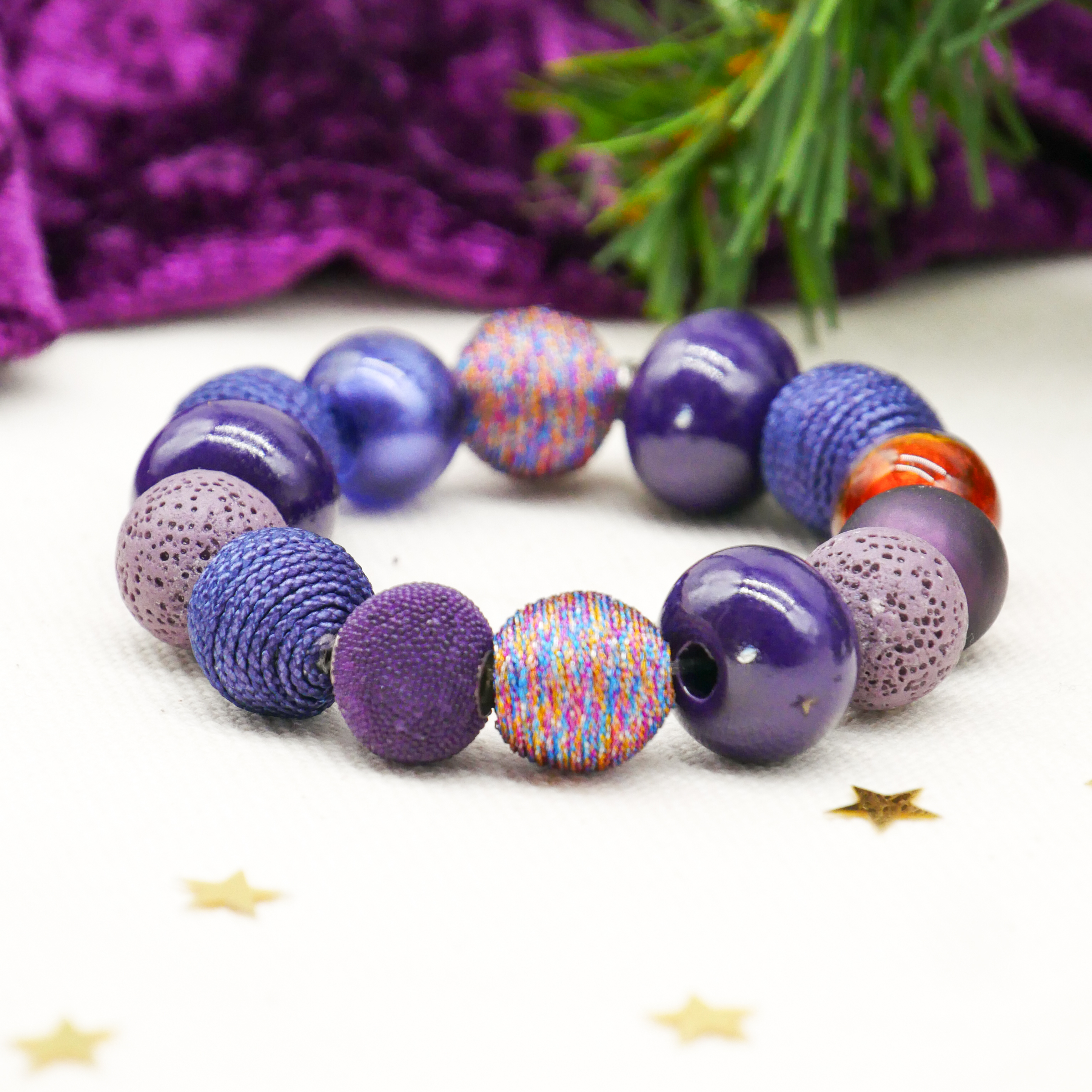  "Bollywood" Armband auf Gummi, aubergine