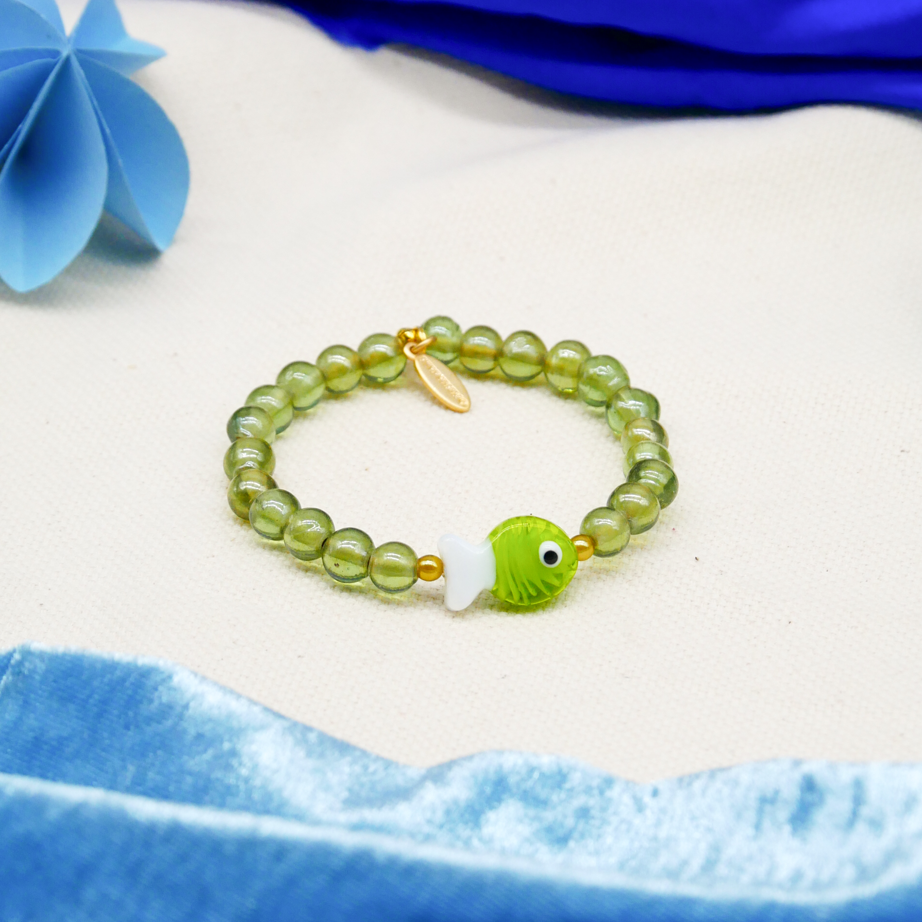 "Summer Feeling" Armband auf Gummi "Fisch" Glasperlen hellgrün