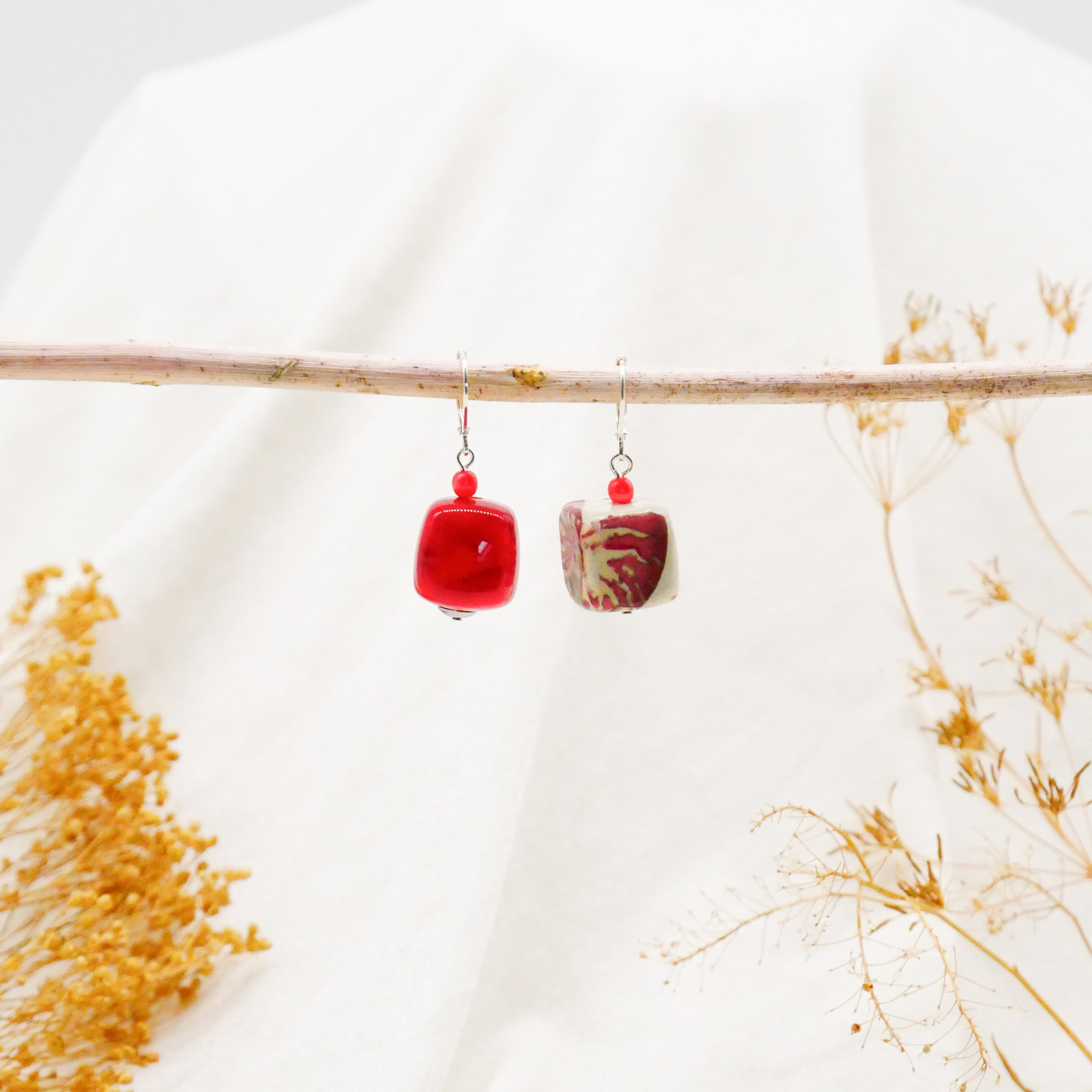 "Summer-Feeling" Ohrring "Cube" Resin- und Papercoated Perlen, rot