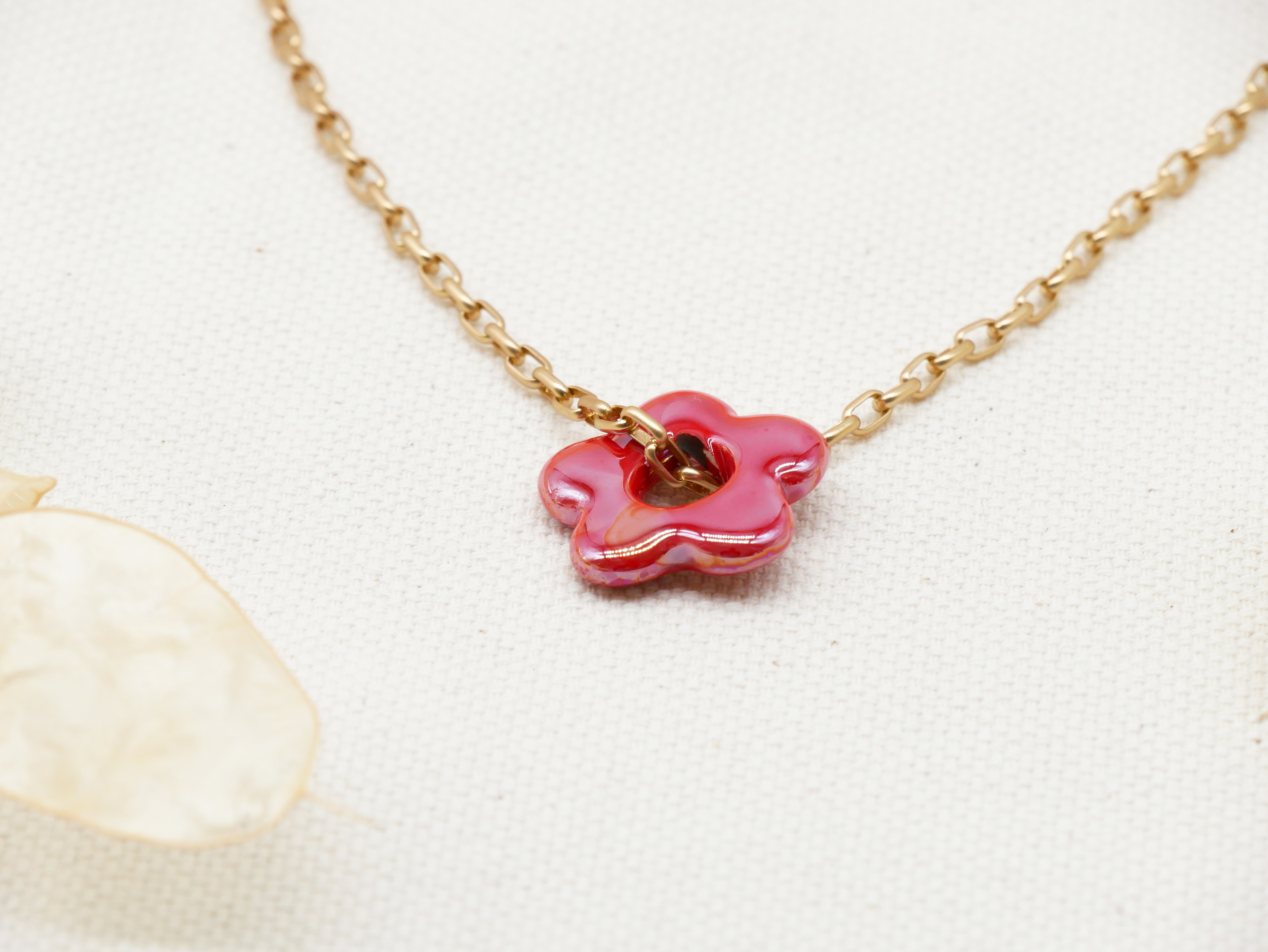 "Summer-Feeling", Kurze Metallkette vergoldet, Keramikblume red "Summer-Feeling", Kurze Metallkette vergoldet, Keramikblume red