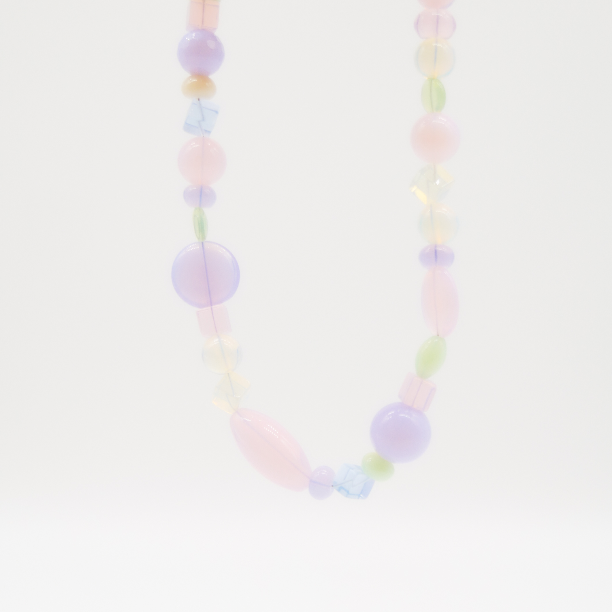 "Summer Feeling",  Kette aus verschiedenen Formen, Glas- und Resin Perlen, opal-pas