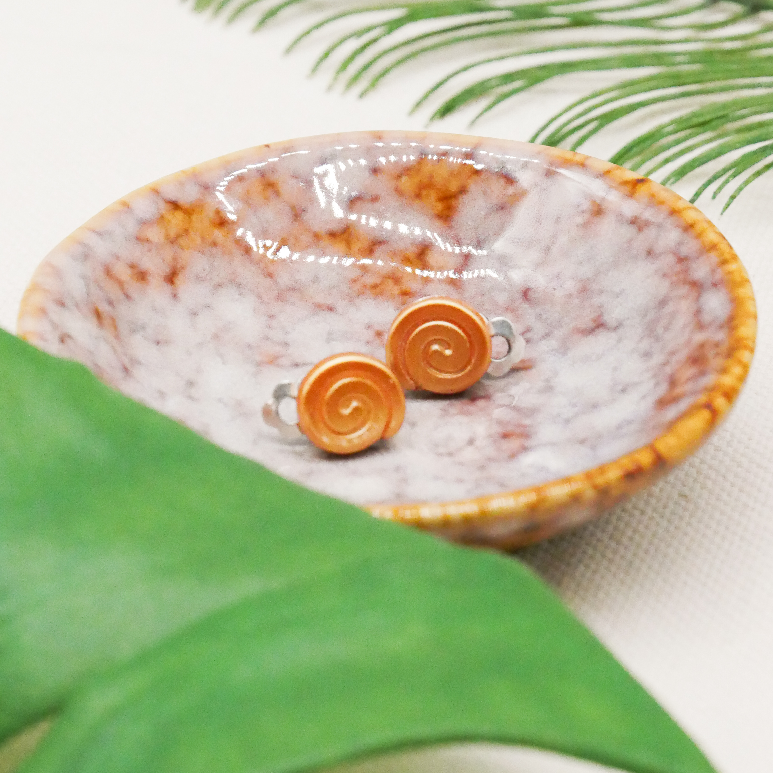  "Shell" Ohrclip kleine Glasschnecke sand