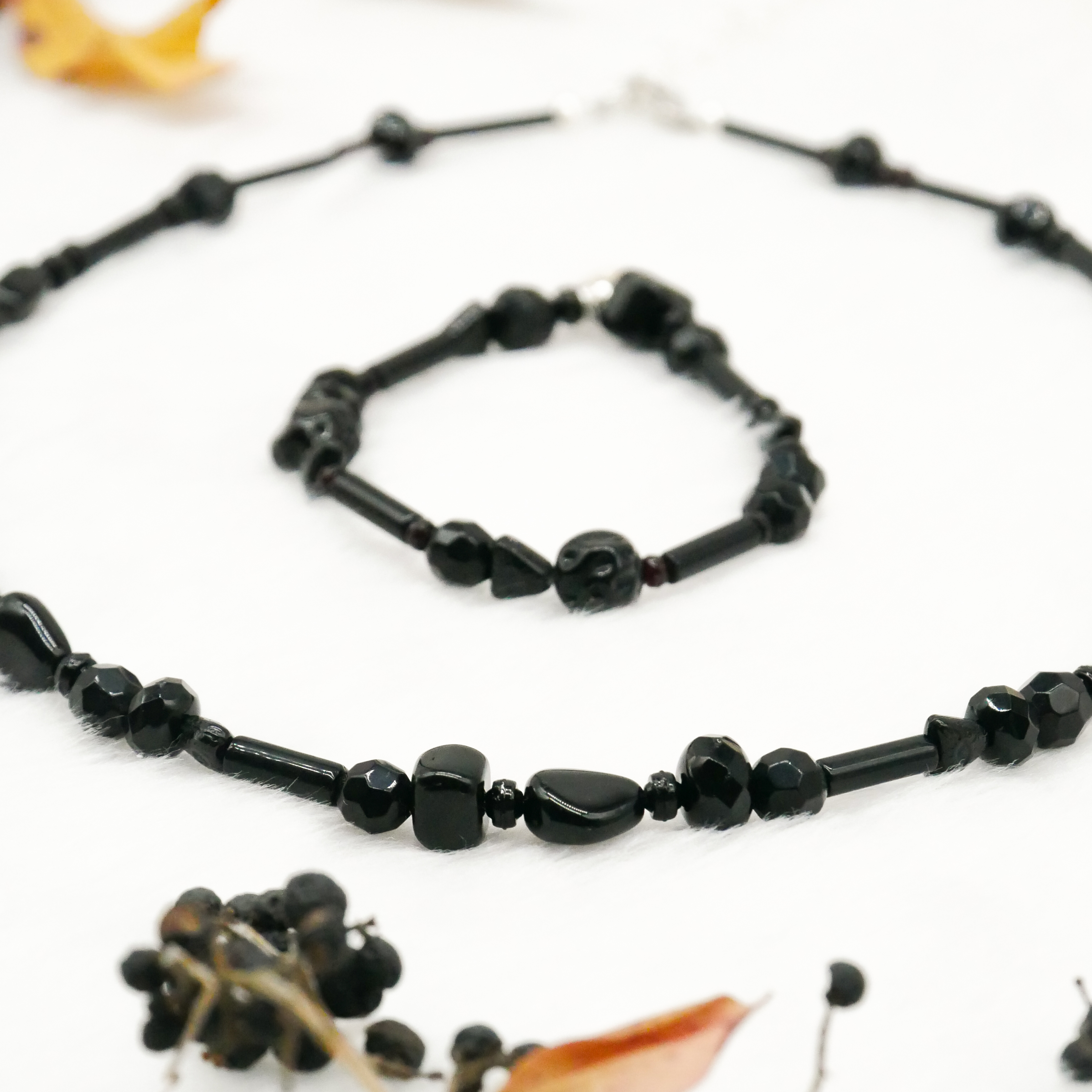  "Jet Schmuck" Kette ca. 48 cm schwarze Glasperlen, verschiedene Formen