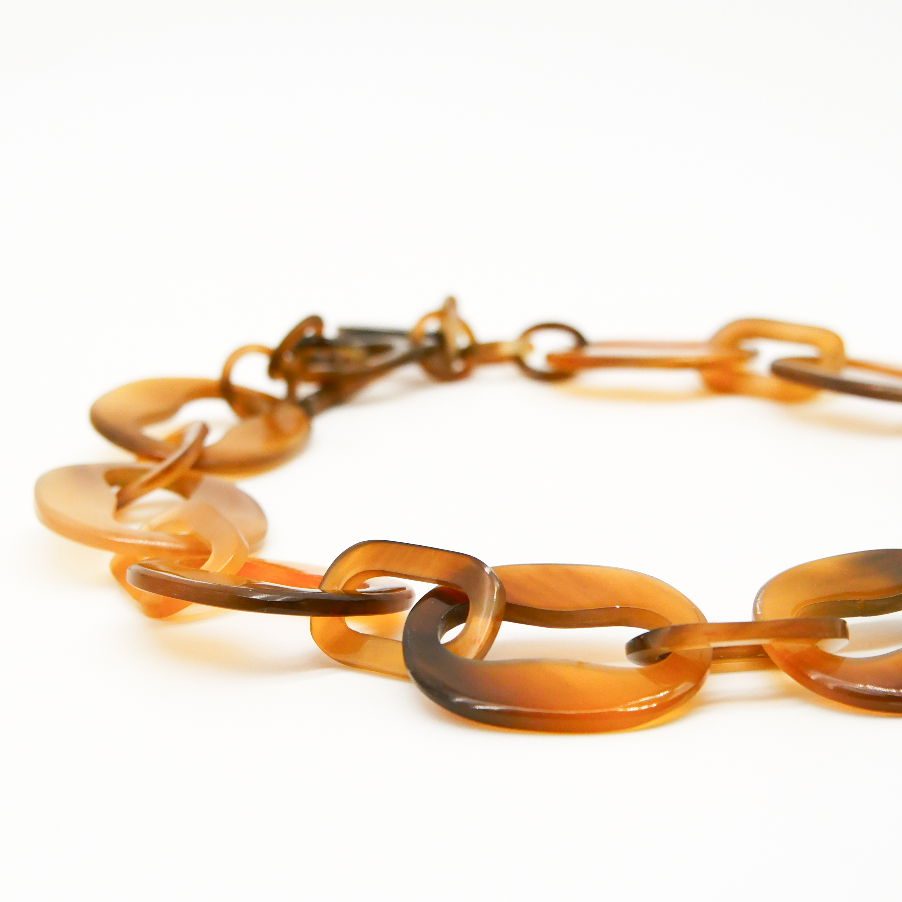 "Craft Art", kurze Kette Ovale mit Aussparung braun Horn "Craft Art", kurze Kette Ovale mit Aussparung braun Horn