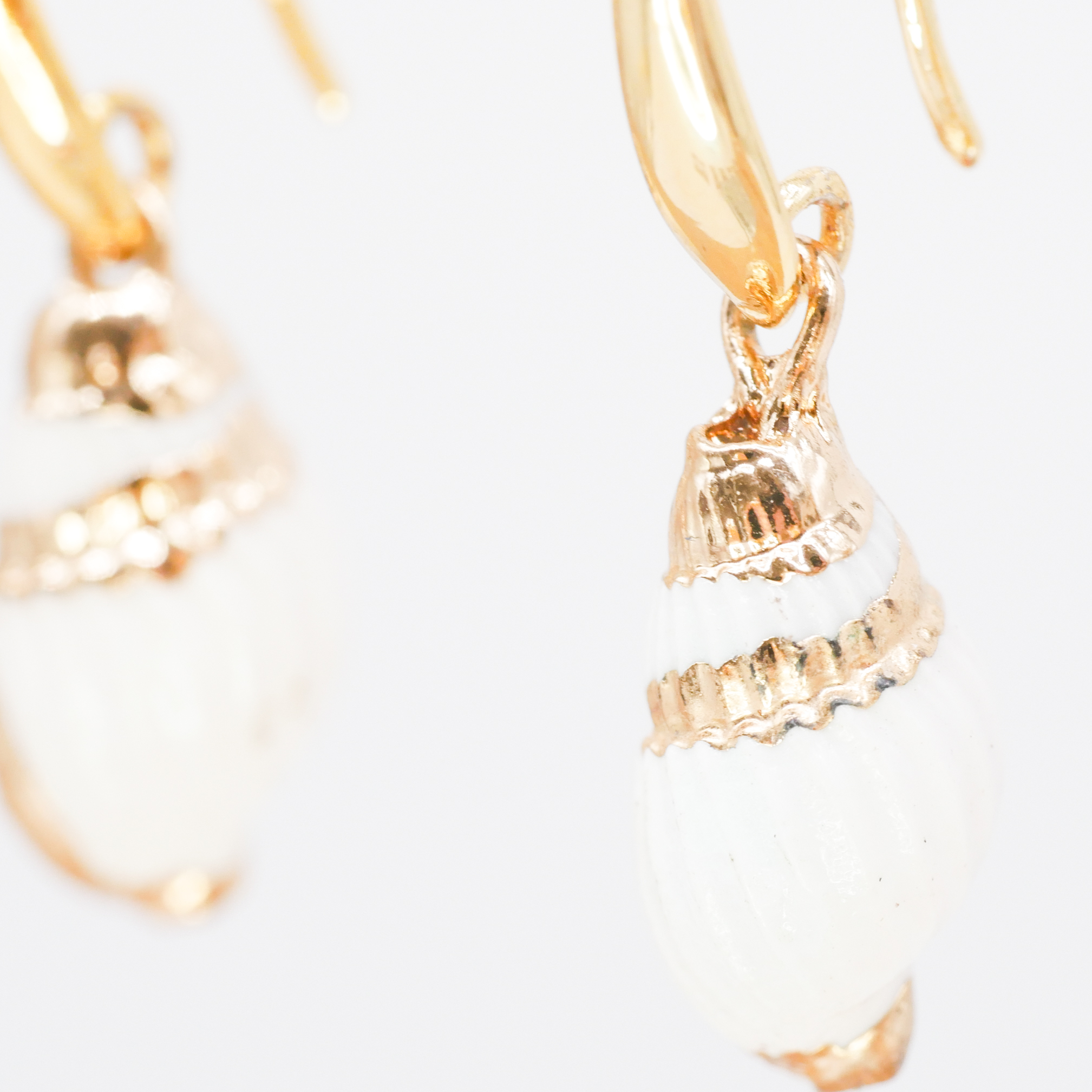 "Shell" Ohrring, kleine weiße Schnecke an goldenem Ohrhaken, goldfarben