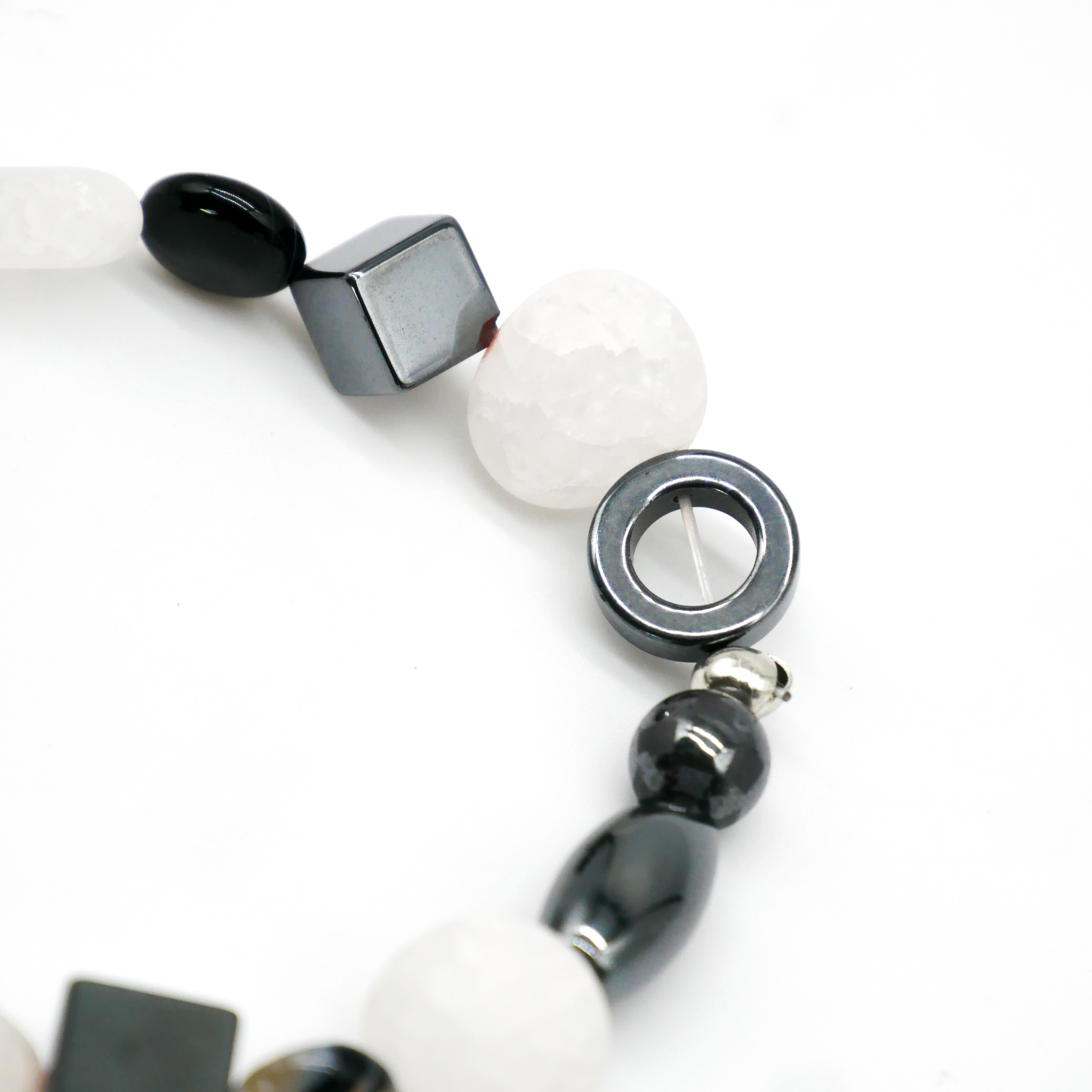 "Crystal Mountain", Armband auf Gummi, Hämatit und Bergkristall, verschiedene Formen