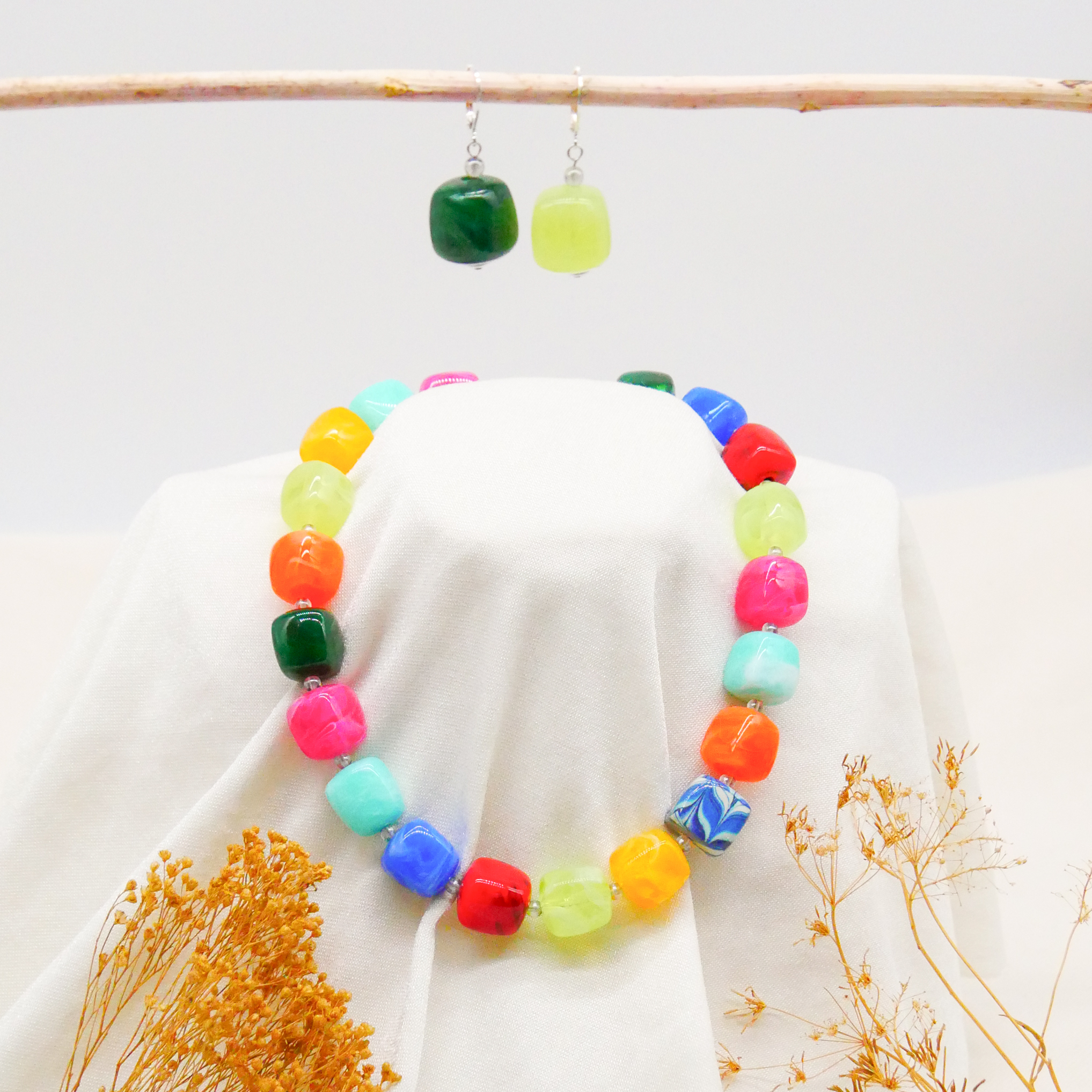 "Summer Feeling", kurze Kette "Cube" Resinperlen ca. 16 x 16 mm multicolor