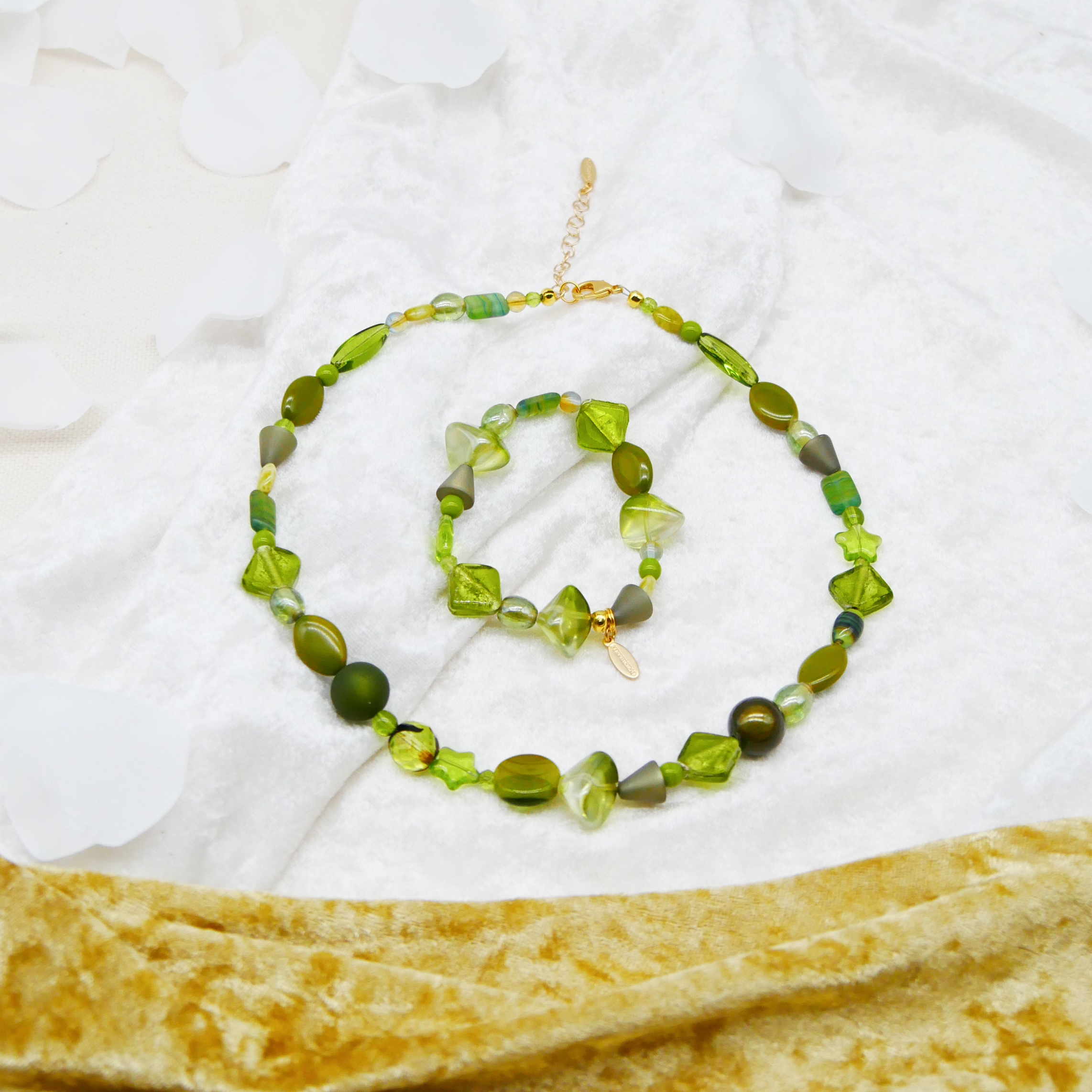 "Summer Feeling", Armband aus verschiedenen Formen, Glas- und Resin Perlen, grün